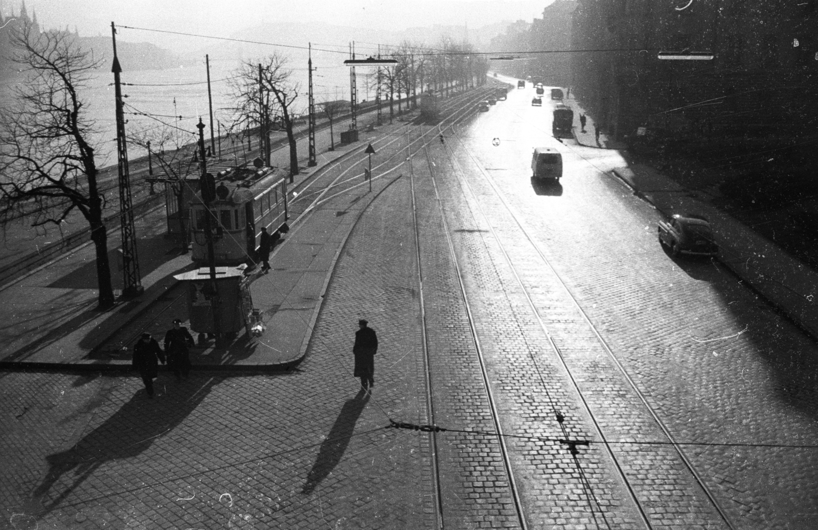 Magyarország, Budapest II., Bem rakpart a Margit híd budai hídfőjénél., 1958, Fortepan, forgalom, utcakép, életkép, villamos, látkép, újságárus, GAZ M20 Pobeda, Budapest, Fortepan #9207