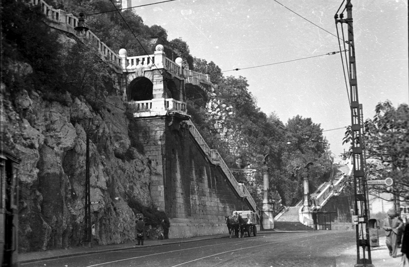 Hungary, Budapest I., Döbrentei tér a Rudas fürdőtől a Szent Gellért lépcső felé nézve., 1960, UVATERV, Horse-drawn carriage, street view, bus stop, trash can, Budapest, Fortepan #92079