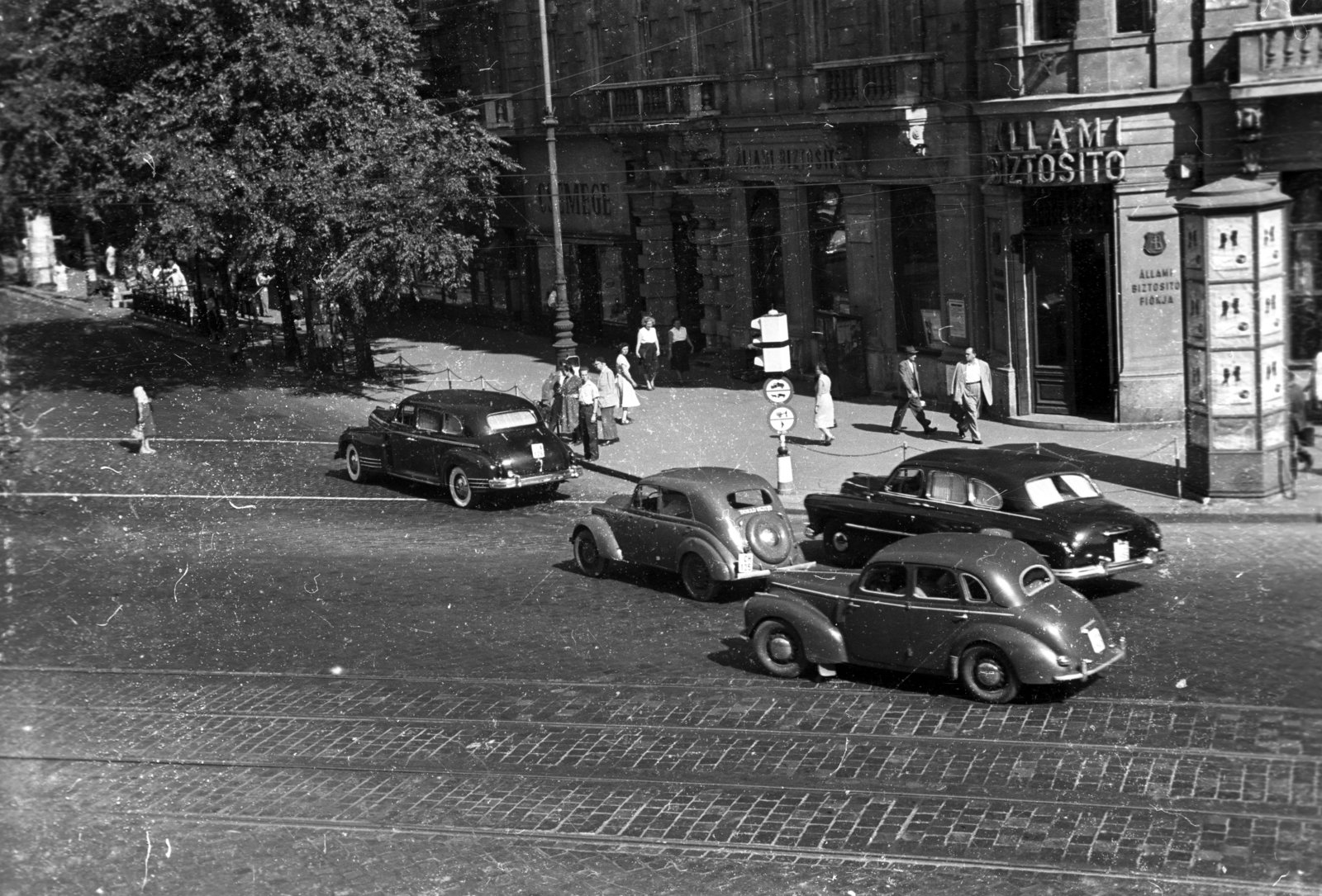 Hungary, Budapest VI., Andrássy (Sztálin) út - Bajcsy-Zsilinszky út sarok., 1954, UVATERV, Czechoslovak brand, Soviet brand, GAZ-brand, Renault-brand, French brand, automobile, untitled, Zis-brand, Budapest, crosswalk, Fortepan #92080