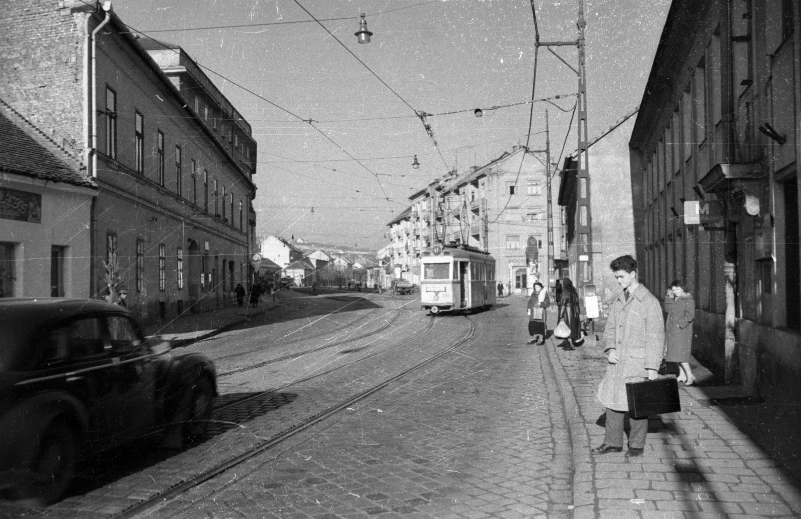 Hungary, Óbuda, Budapest III., Bécsi út, a Nagyszombat utcai villamosmegálló., 1958, Fortepan, Hungarian brand, street view, genre painting, tram, tram stop, automobile, Ganz-brand, destination sign, Stuka tramway, Budapest, public transport line number, Fortepan #9209