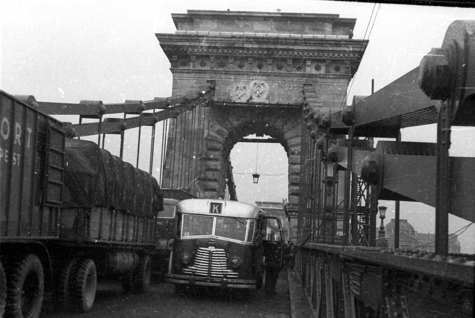 Hungary, Budapest I., a Széchenyi Lánchíd budai hídfője, háttérben jobbra a mai Belügyminisztérium épülete., 1949, UVATERV, bridge, bus, trailer, MÁVAG-brand, Budapest, suspension bridge, Duna-bridge, Rákosi crest, William Tierney Clark-design, Fortepan #92093