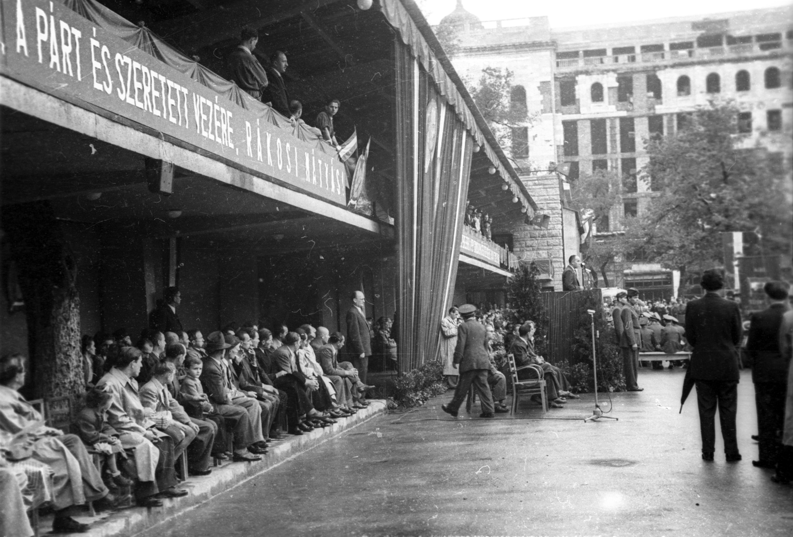 Hungary, Budapest V., Erzsébet (Sztálin) tér, a MÁVAUT autóbusz-pályaudvar átadási ünnepsége 1949. szeptember 18-án., 1949, UVATERV, mass, festive, communism, political decoration, Budapest, Fortepan #92095