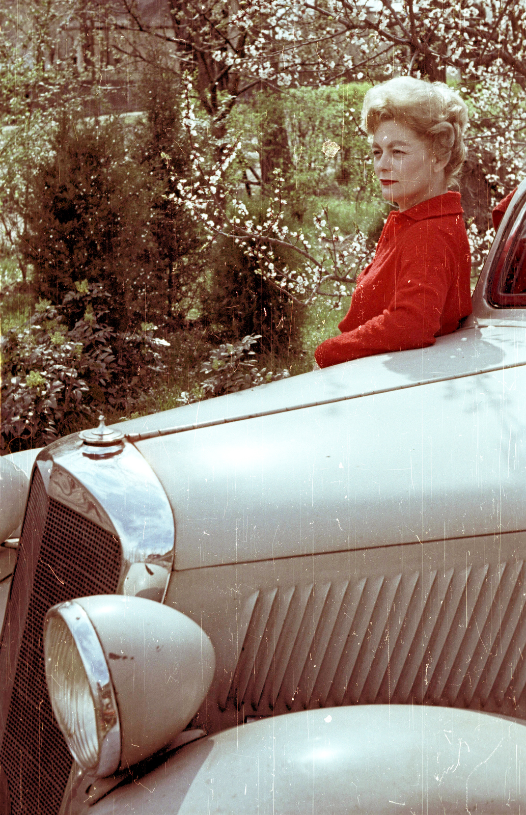 Hungary, Balatonszéplak,Siófok, Október 23. utca (November 7. út) 18., 1960, Fortepan/Album001, portrait, colorful, Mercedes-brand, lady, girls'n'cars, Fortepan #92114