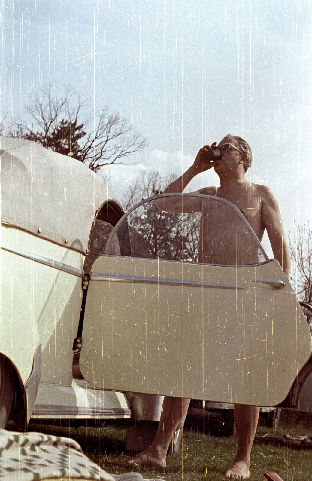 Hungary,Lake Balaton, Tihany, vízpart Sajkod közelében., 1961, Fortepan/Album001, portrait, colorful, shades, man, automobile, Fortepan #92118