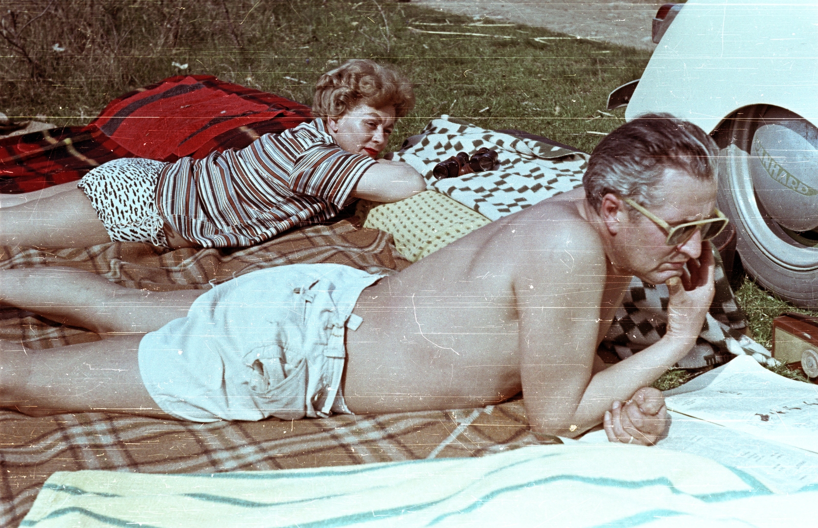 Hungary,Lake Balaton, Tihany, vízpart Sajkod közelében., 1961, Fortepan/Album001, bathing suit, colorful, sunbathe, shades, telescope, Fortepan #92122