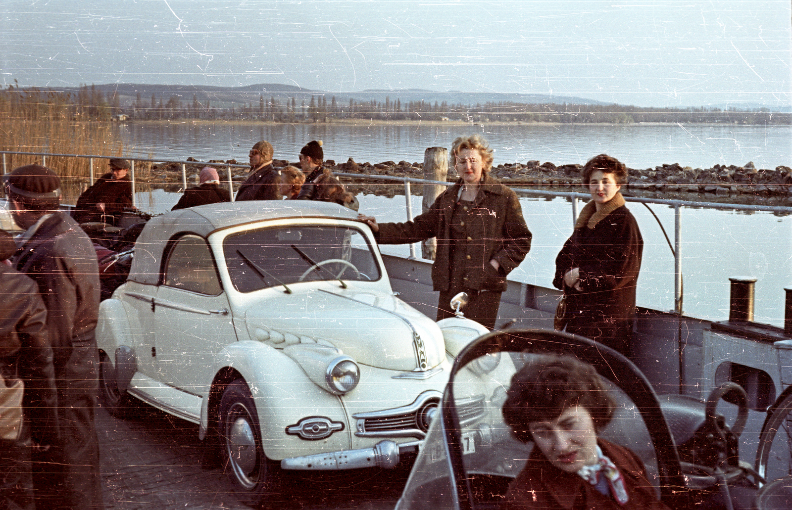 Magyarország,Balaton, Szántód, Komp I., 1960, Fortepan/Album001, színes, komp, oldalkocsis motorkerékpár, utas, automobil, Komp I. hajó, Panhard Dyna, lányok-járművek, tavasz, Fortepan #92125