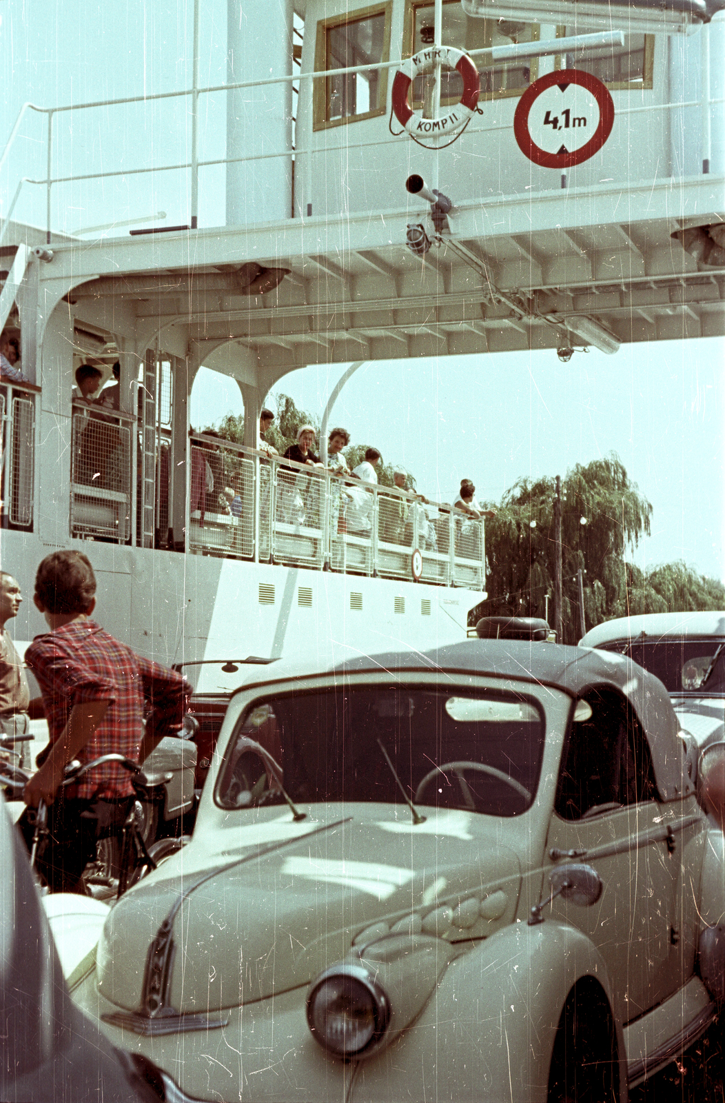 Hungary,Lake Balaton, Szántód, Komp II., 1961, Fortepan/Album001, colorful, ferry, lifebelt, road sign, Sándor Kisfaludy/Komp II. ferry, Panhard-brand, Fortepan #92130