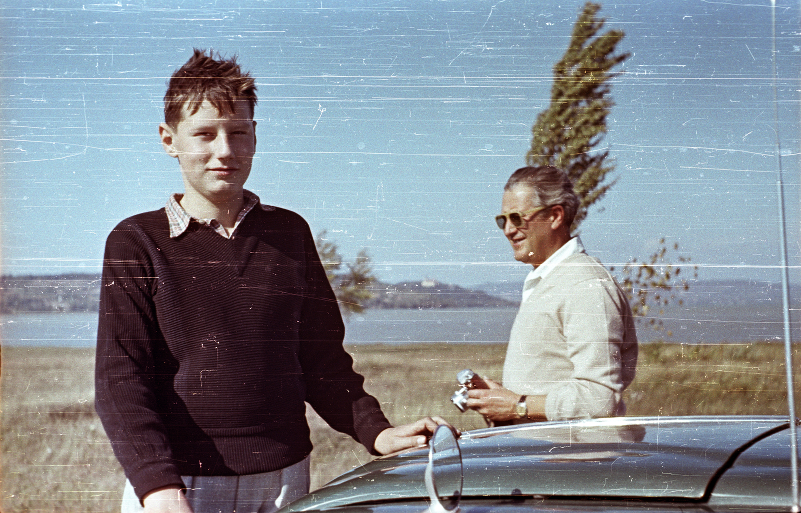 Hungary,Lake Balaton, Szántód, Szent István utca, háttérben a tihanyi apátság., 1960, Fortepan/Album001, portrait, colorful, shades, camera, man, boy, Fortepan #92136