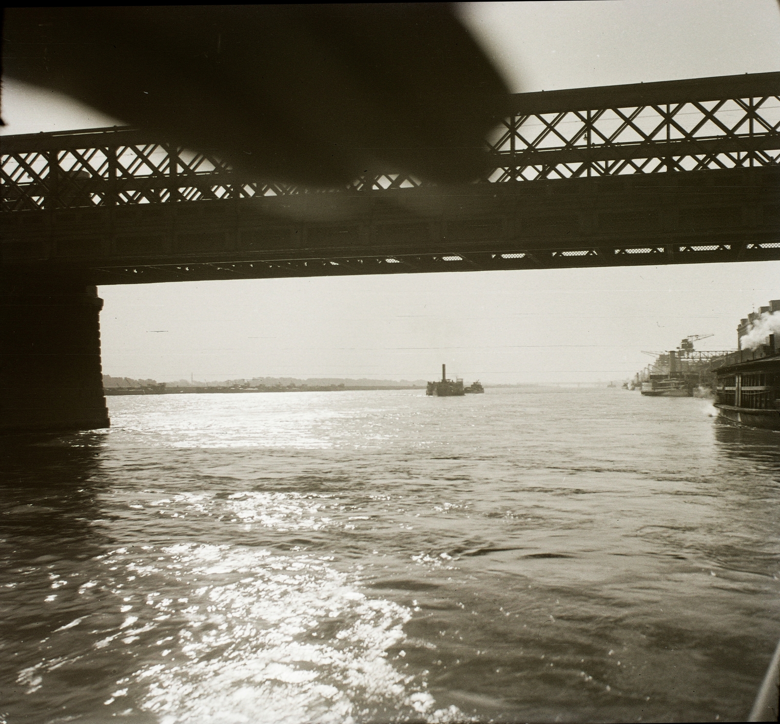Austria, Linz, Duna, az "Alte Brücke" (később a Nibelungenbrücke épült a helyén)., 1939, Ebner, backlight, hand, Danube, bridge, erroneous photo, Fortepan #92175