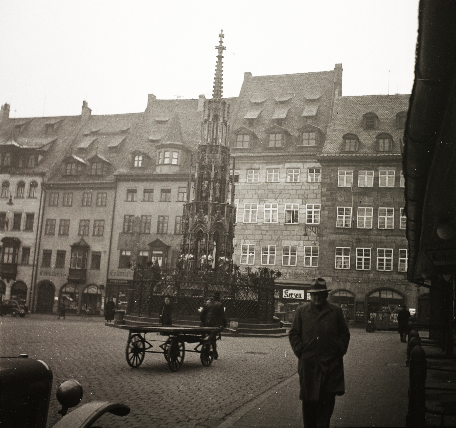 Németország, Nürnberg, Hauptmarkt, Schöne Brunnen., 1939, Ebner, szökőkút, zsebredugott kéz, Heinrich Beheim-terv, Fortepan #92208