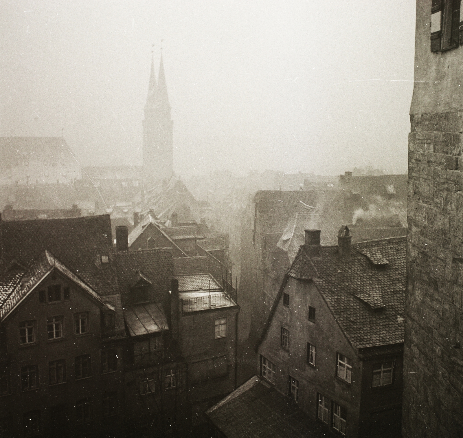Germany, Nuremberg, kilátás a Kaiserburg-ból, háttérben a Sebalduskirche tornyai., 1939, Ebner, roof, fog, Fortepan #92210