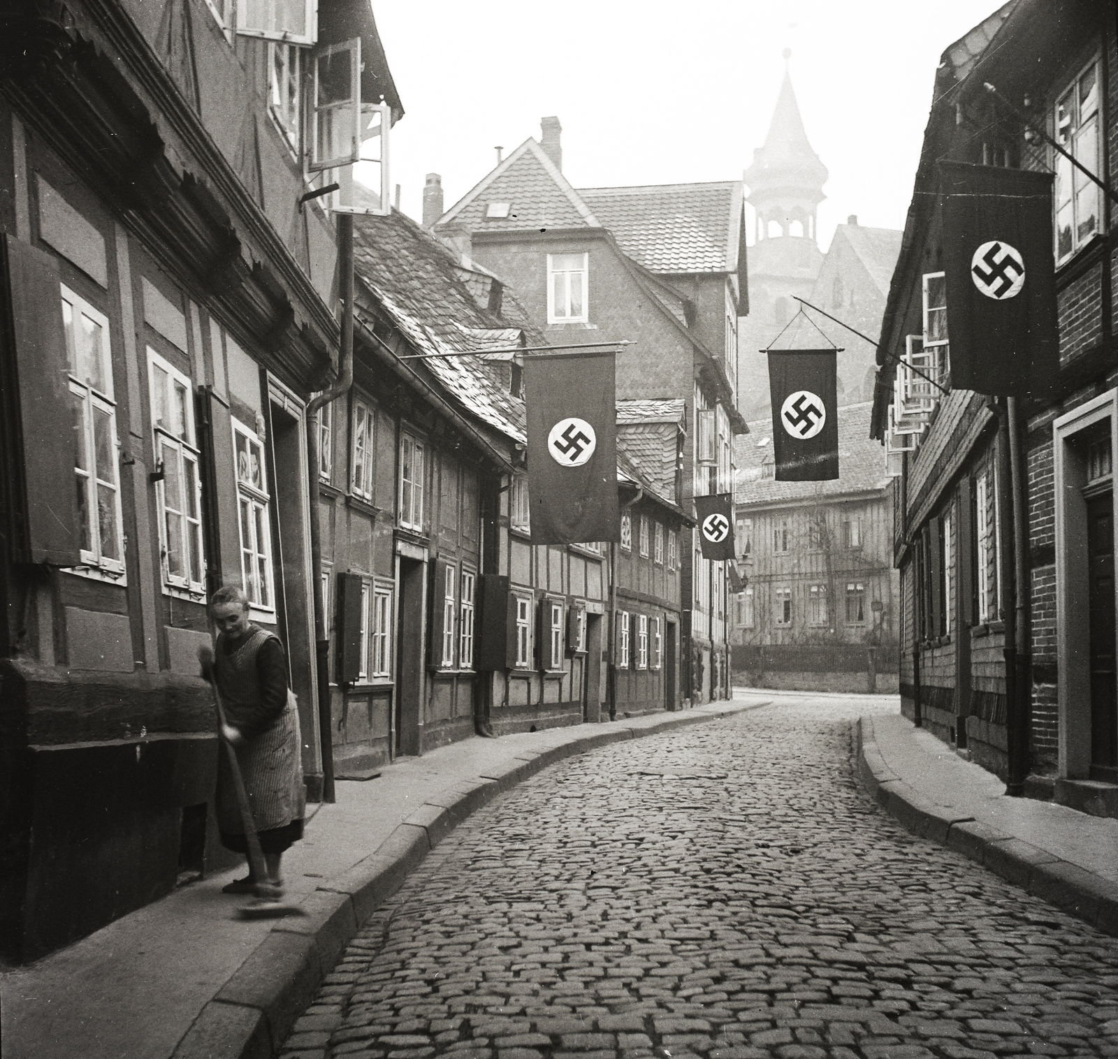 Germany, Goslar, Peterstrasse az Am Beek felé nézve, háttérben Frankenberger Kirche tornya., 1939, Ebner, swastica, bunting, Fortepan #92211