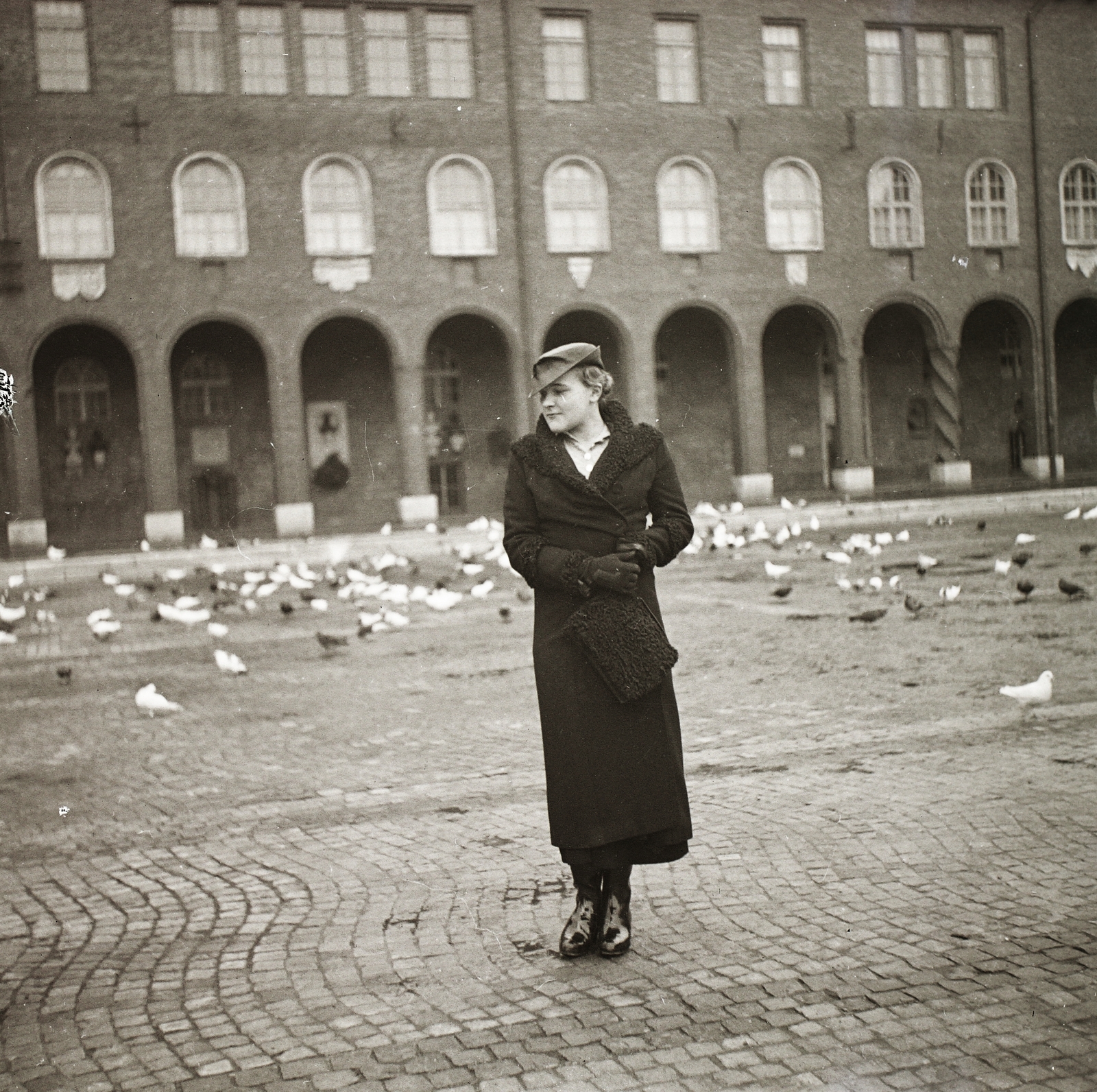 Hungary, Szeged, Dóm tér., 1939, Ebner, square, lady, dove, Fortepan #92221