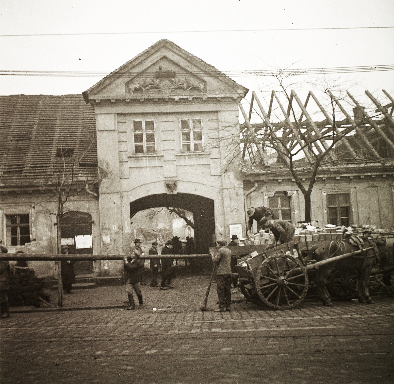 Hungary, Budapest II., Margit körút 29., a Czibulka ház bontása, helyére épül később a Trust Nyugdíjegyesületi bérház., 1935, Ebner, horse, chariot, worker, Budapest, Fortepan #92222