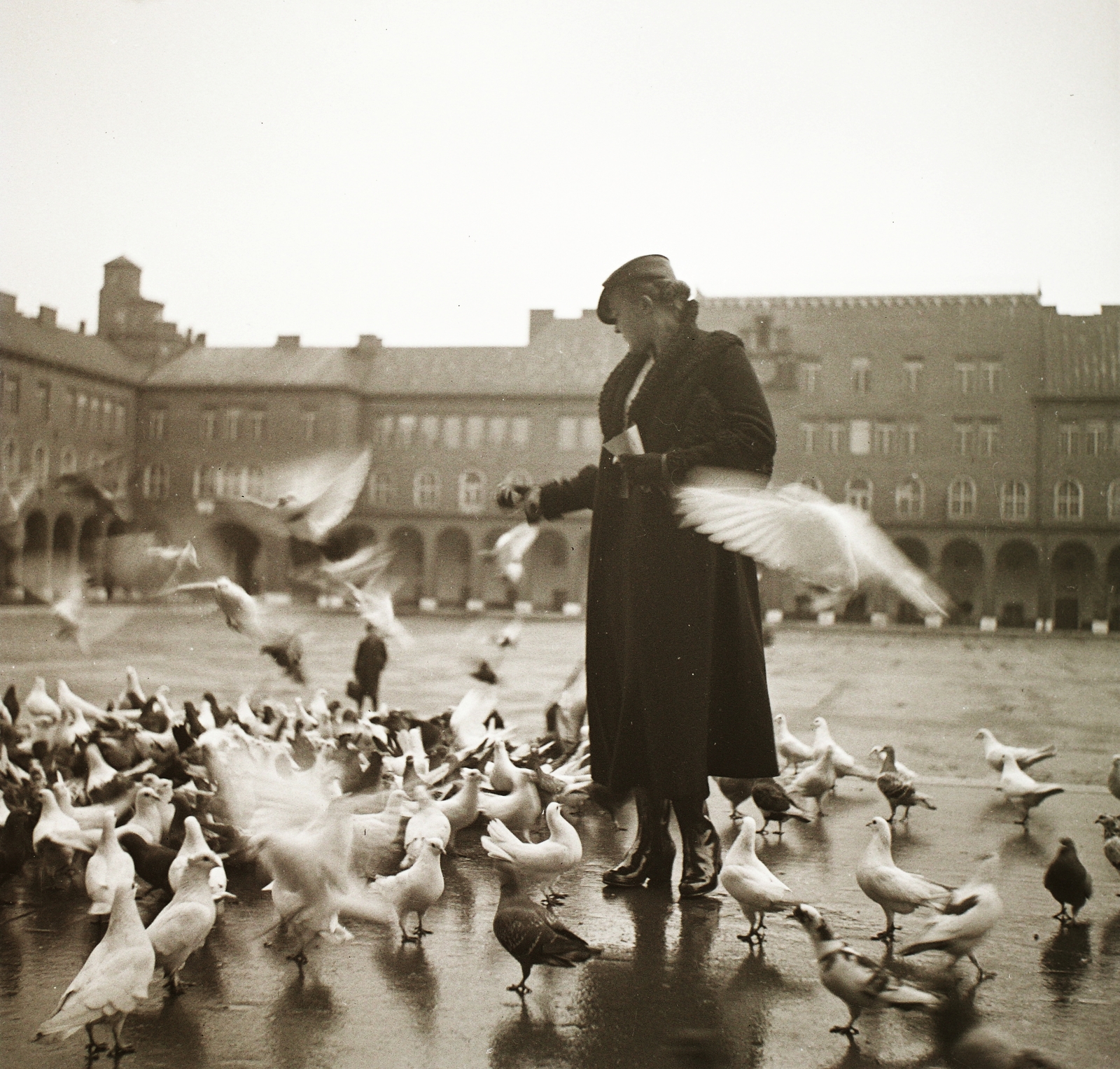 Hungary, Szeged, Dóm tér., 1939, Ebner, square, lady, dove, bird feeding, Fortepan #92224