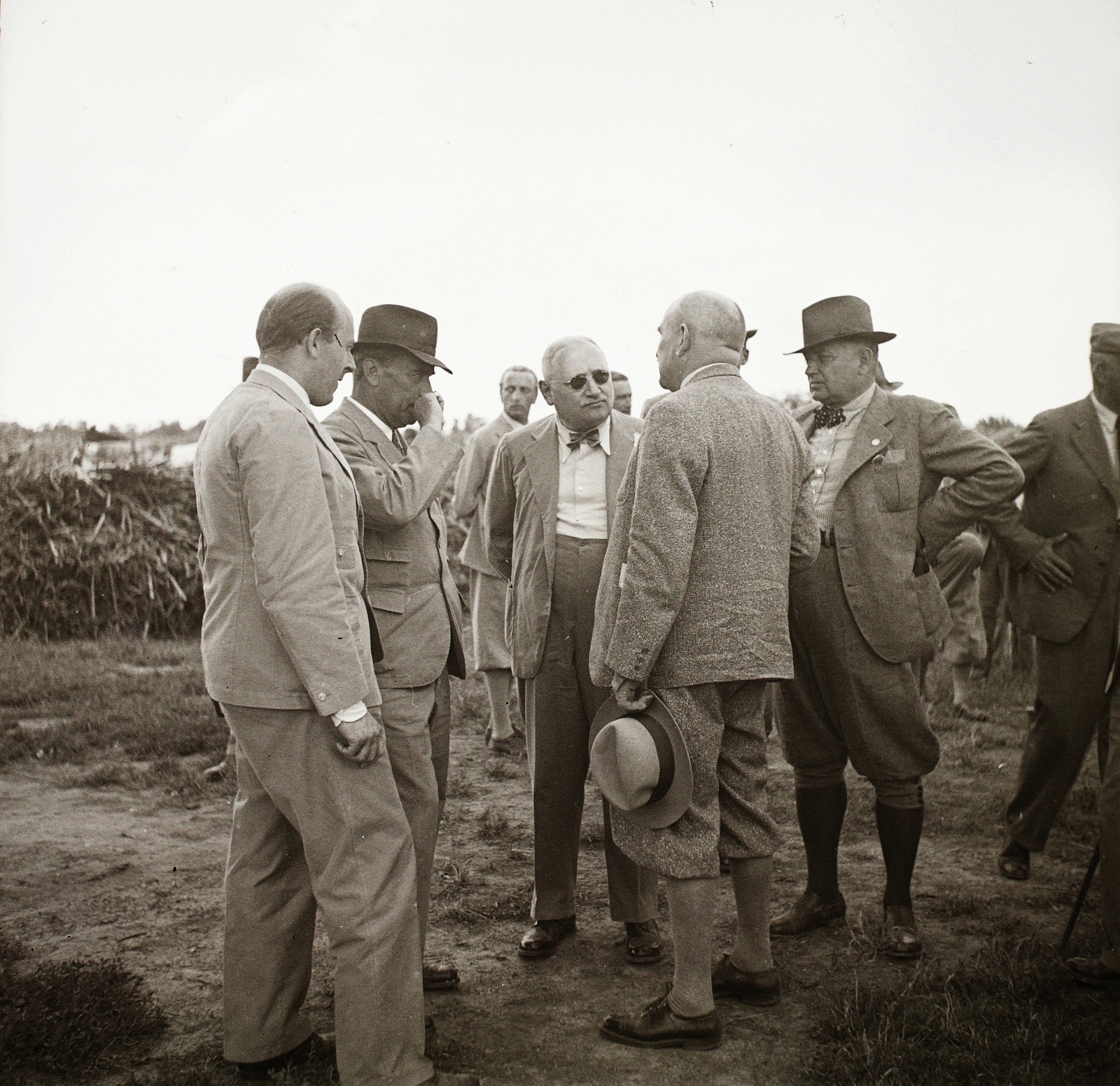 Magyarország, középen napszemüveggel dr. Mutschenbacher Emil mezőgazdasági és közgazdasági író, az Országos Magyar Gazdasági Egyesület (OMGE) ügyvezető igazgatója., 1939, Ebner, kalap kézben, Fortepan #92265