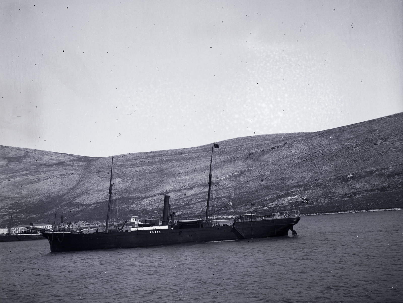 Albania, Saranda, kikötő a tenger felől nézve, az Österreichischer Loyd cég Flora nevű gőzöse., 1900, Zichy, ship, flag, steamboat, Flora-ship, Fortepan #9227