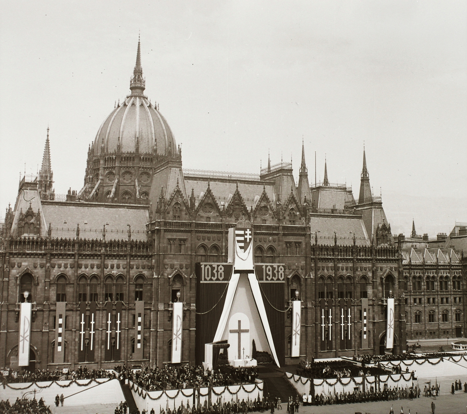 Hungary, Budapest V., Kossuth Lajos tér, a Szent István emlékév megnyitó ünnepsége a Parlament előtt, 1938. május 30-án., 1938, Ebner, religion, crest, Imre Steindl-design, cross, Neo-Gothic-style, eclectic architecture, Budapest, national emblem, opening ceremony, memorial year, Fortepan #92285