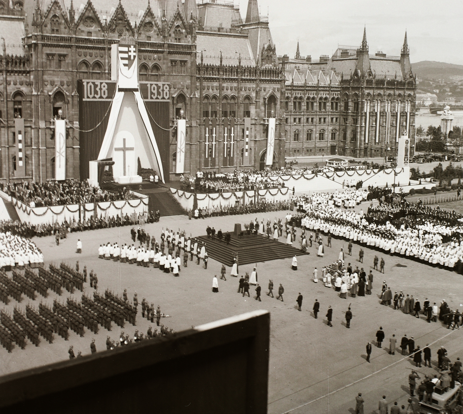 Magyarország, Budapest V., Kossuth Lajos tér, a Szent István emlékév megnyitó ünnepsége a Parlament előtt, 1938. május 30-án., 1938, Ebner, vallás, címer, Steindl Imre-terv, kereszt_jelkép, neogótika, eklektikus építészet, Budapest, nemzeti jelkép, megnyitó ünnepség, emlékév, Fortepan #92287