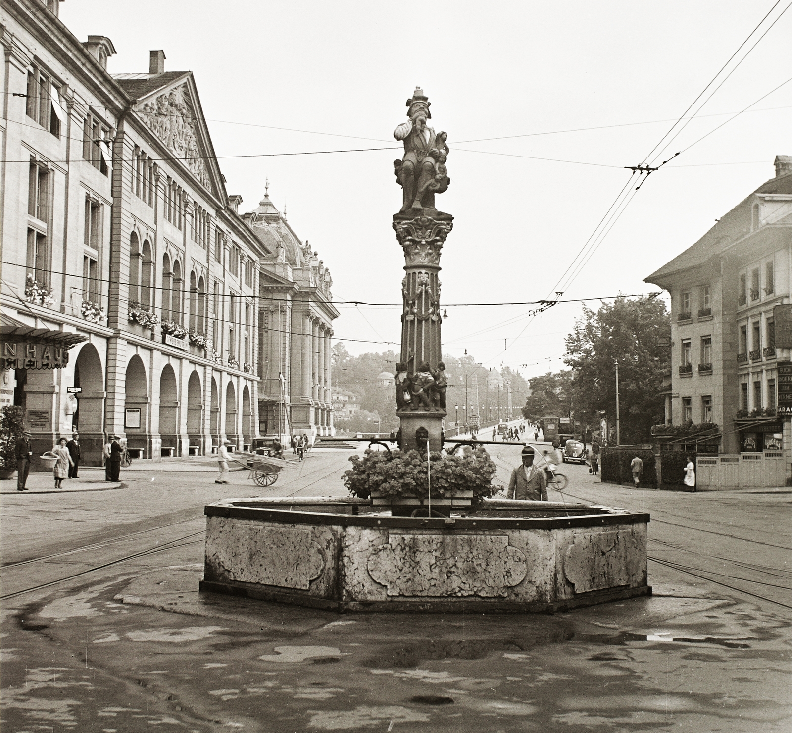 Svájc, Bern, Kornhausplatz, előtérben a Kindlifresserbrunnen., 1939, Ebner, szökőkút, kút, utcakép, reneszánsz, Hans Gieng-terv, Fortepan #92306