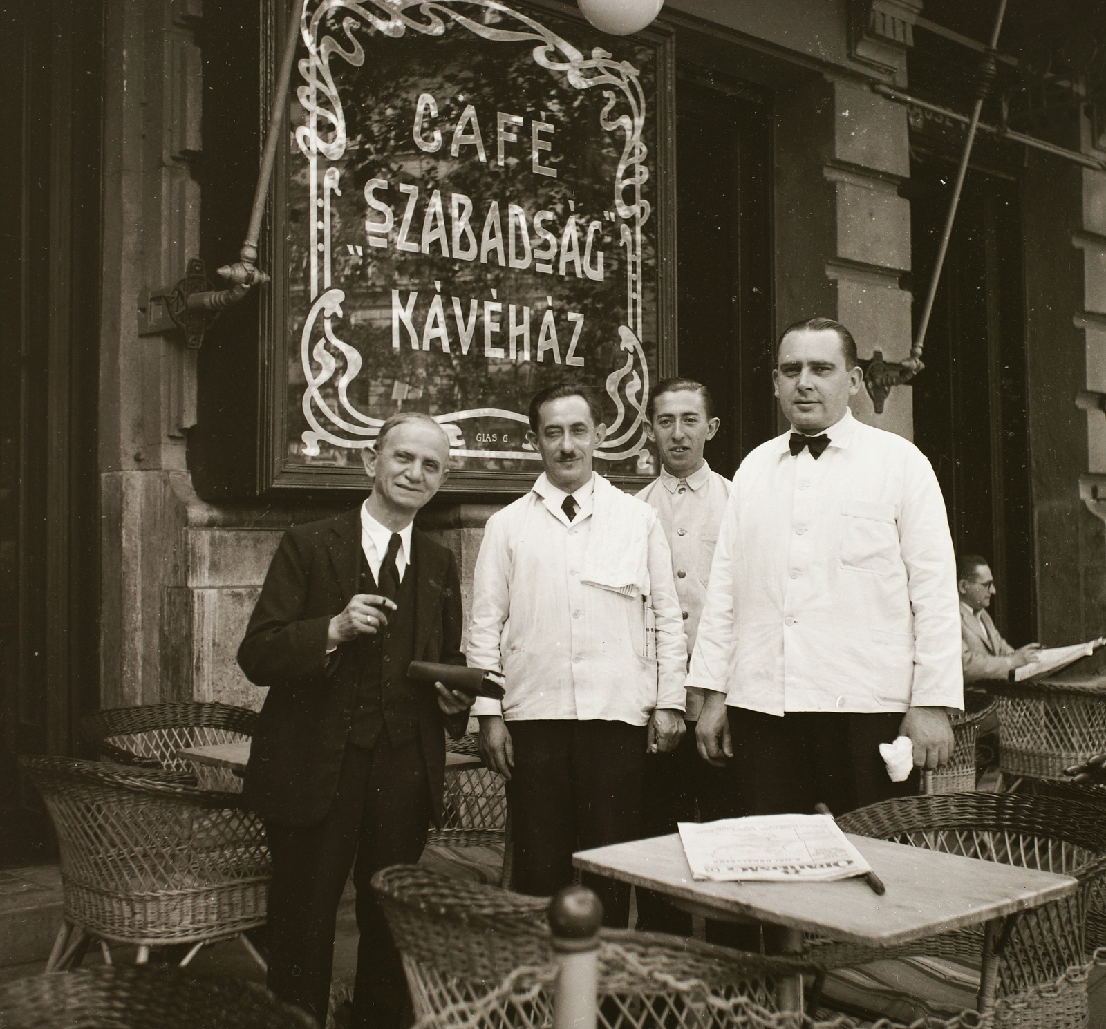 Hungary, Budapest V., Szabadság kávéház az Aulich utca és a Báthory utca találkozásánál., 1940, Ebner, wicker chair, moustache, waiter, bow tie, Budapest, newspaper rack, Fortepan #92314