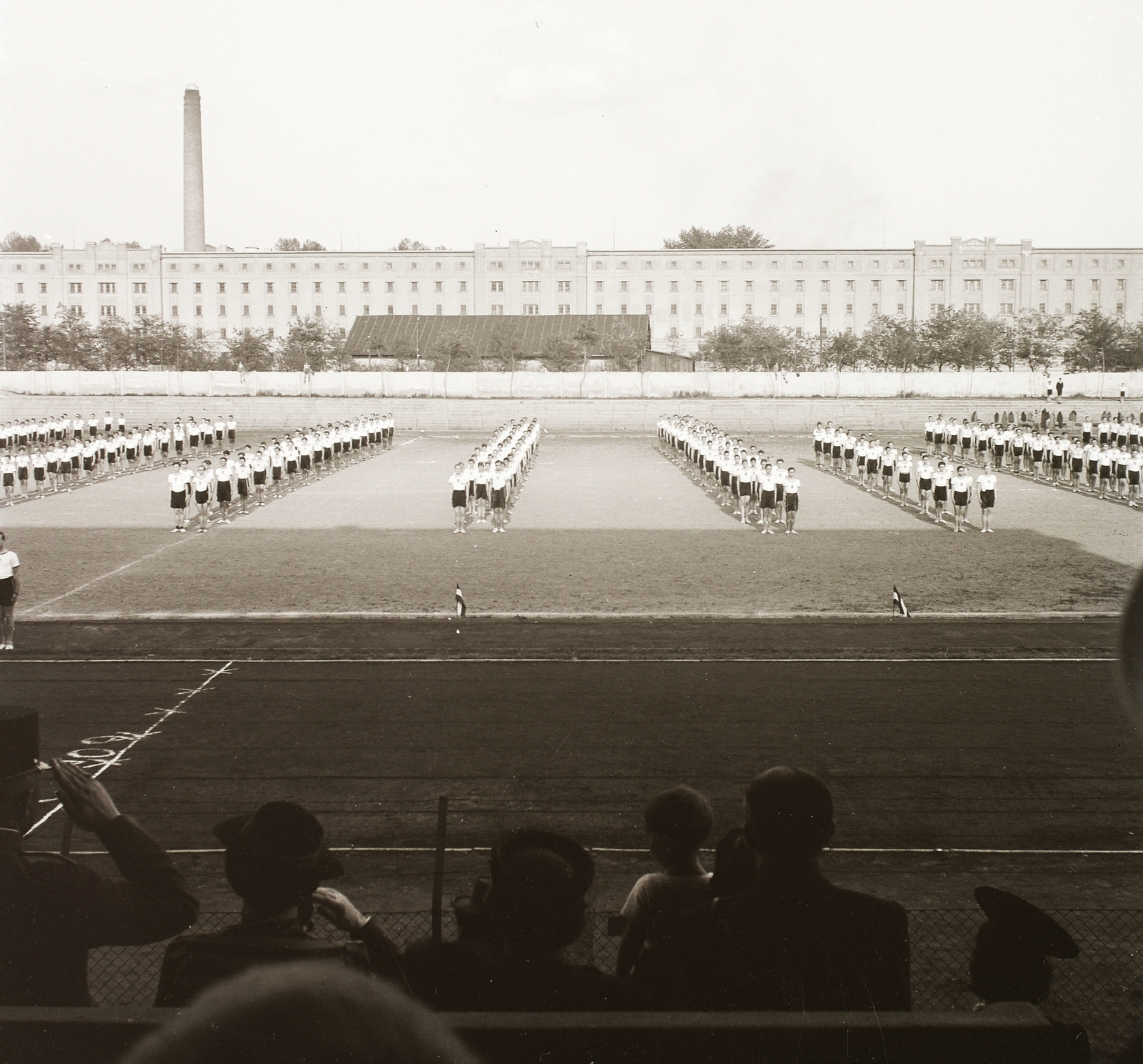 Magyarország, Budapest XI., Kőrösy József (Mező) utca, BEAC sportpálya, háttérben a Lágymányosi Dohánygyár., 1940, Ebner, Budapest, dohánygyár, Fortepan #92320