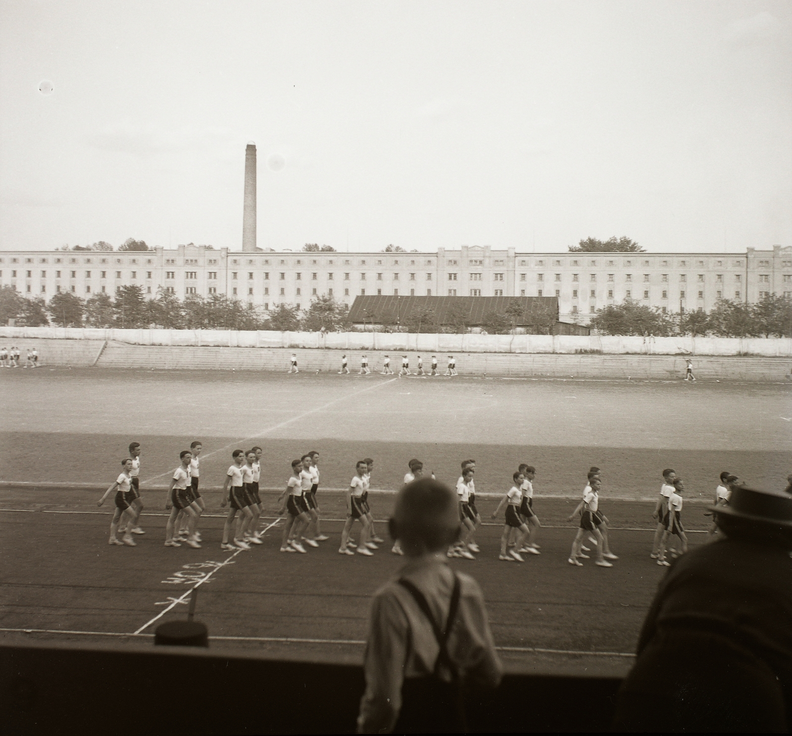 Hungary, Budapest XI., Kőrösy József (Mező) utca, BEAC sportpálya, háttérben a Lágymányosi Dohánygyár., 1940, Ebner, Budapest, tobacco factory, Fortepan #92321