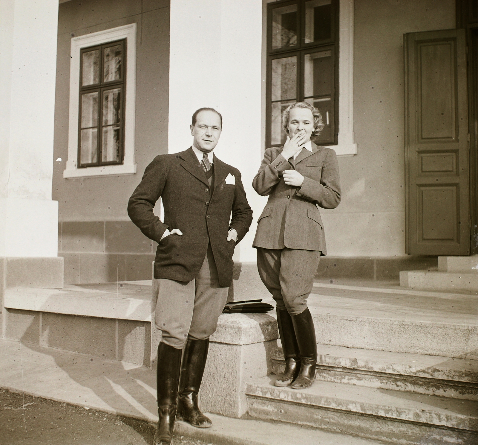 Hungary, Szarvasgede, Kossuth út 119., eredetileg dr. Virava József kúriája, később Tanácsháza, ma Önkormányzat (Községháza). Balra Báthory-Hüttner János lap- és könyvkiadó, szerkesztő, sportvezető., 1940, Ebner, celebrity, Fortepan #92331