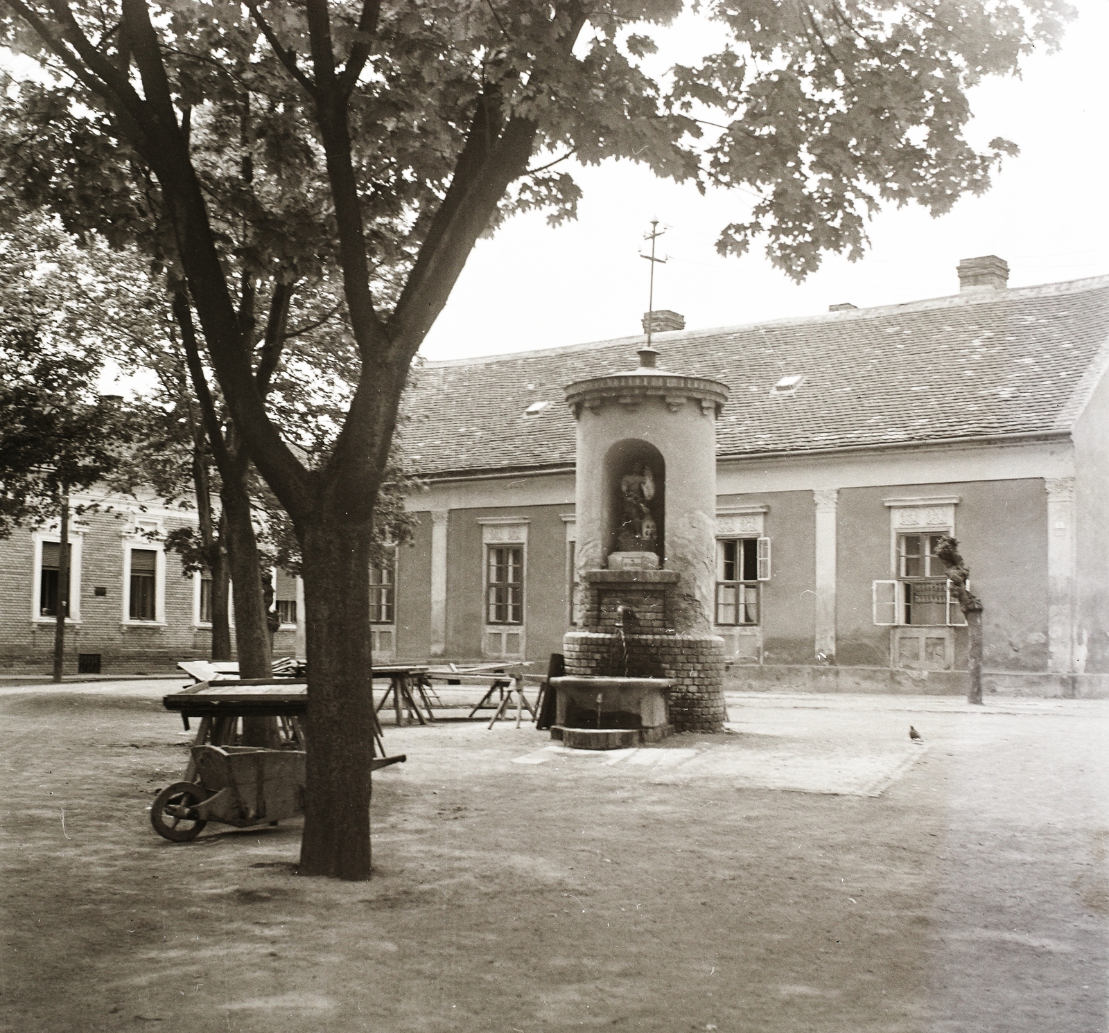 Hungary, Szigetvár, Zrinyi tér., 1940, Ebner, statue, Fountain, Fortepan #92333