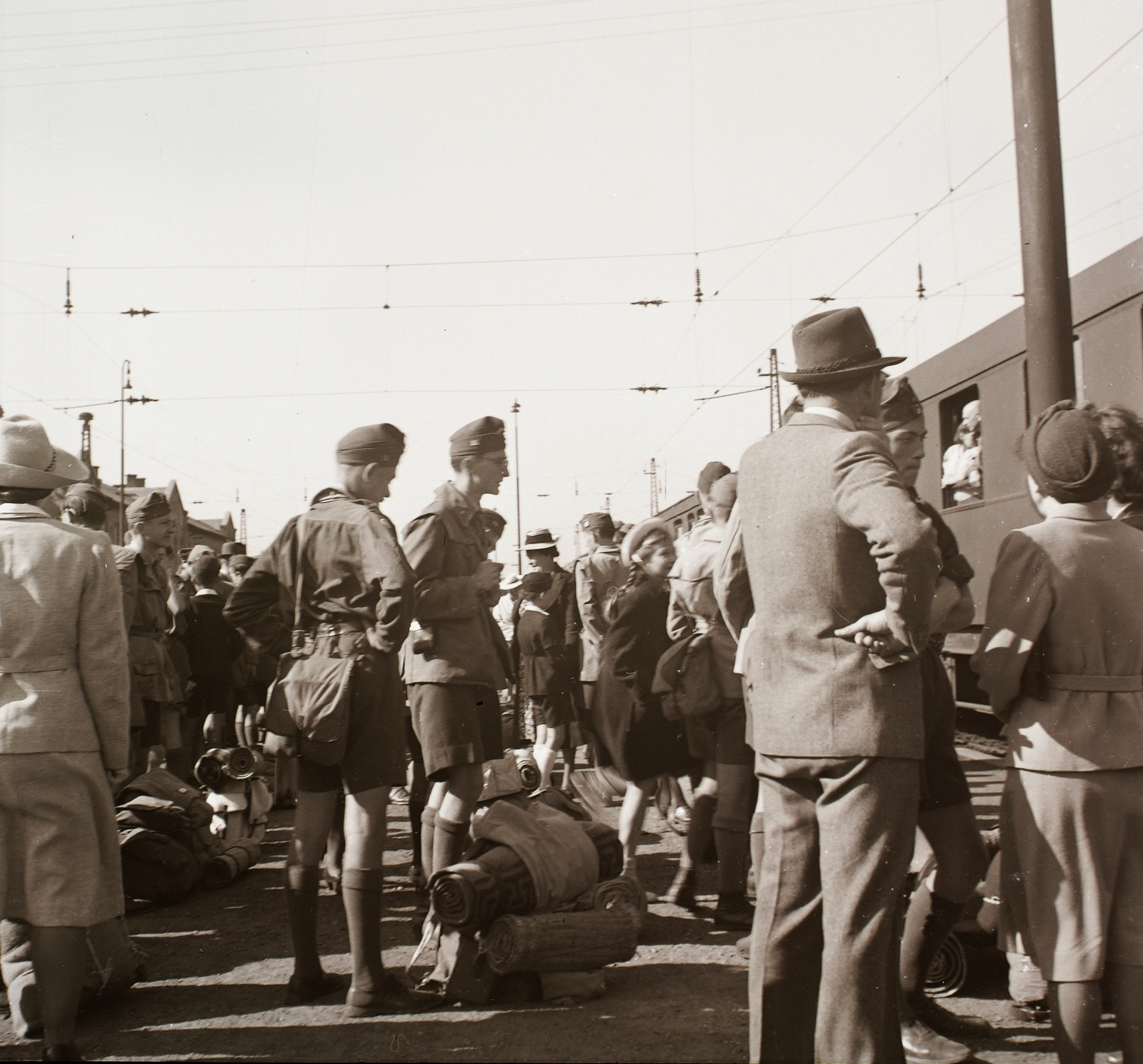 Magyarország, Budapest XI., Kelenföldi pályaudvar., 1939, Ebner, egyenruha, gyerekek, hátizsák, cserkész, vasútállomás, rövidnadrág, térdzokni, Budapest, Fortepan #92366