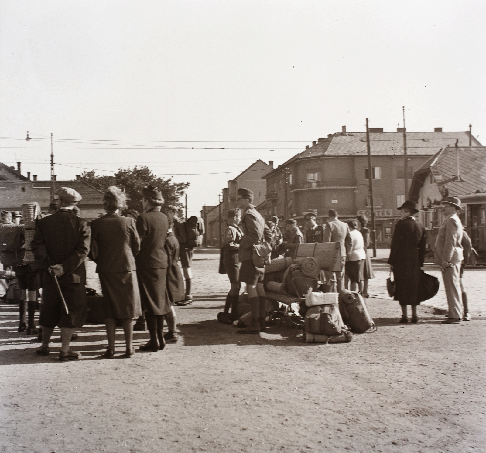 Hungary, Budapest XI., Etele tér, szemben a Kelenföldi út., 1939, Ebner, uniform, street view, kids, backpack, scouting, shorts, knee snocks, Budapest, Fortepan #92369