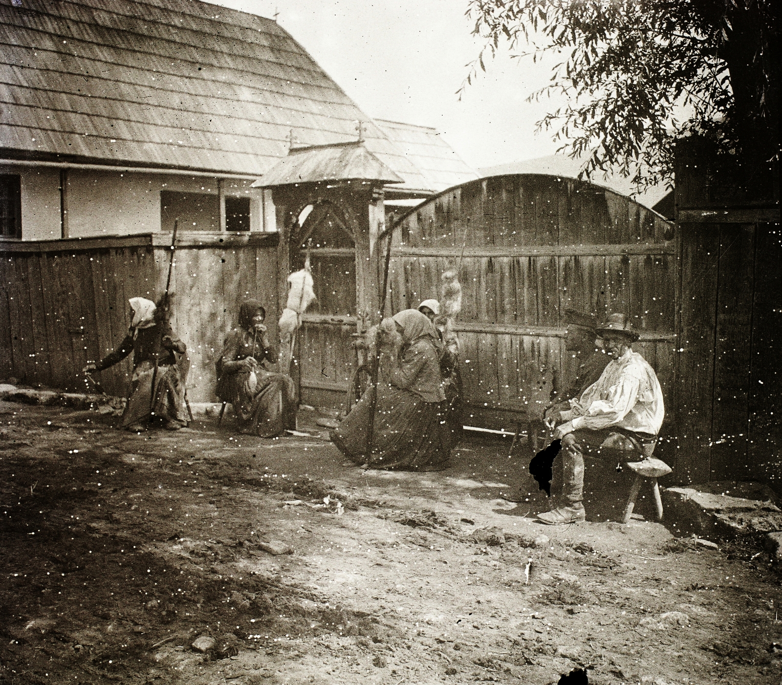 1915, Ebner, gate, women, men, soldier, footstool, weaving, distaff, Fortepan #92434