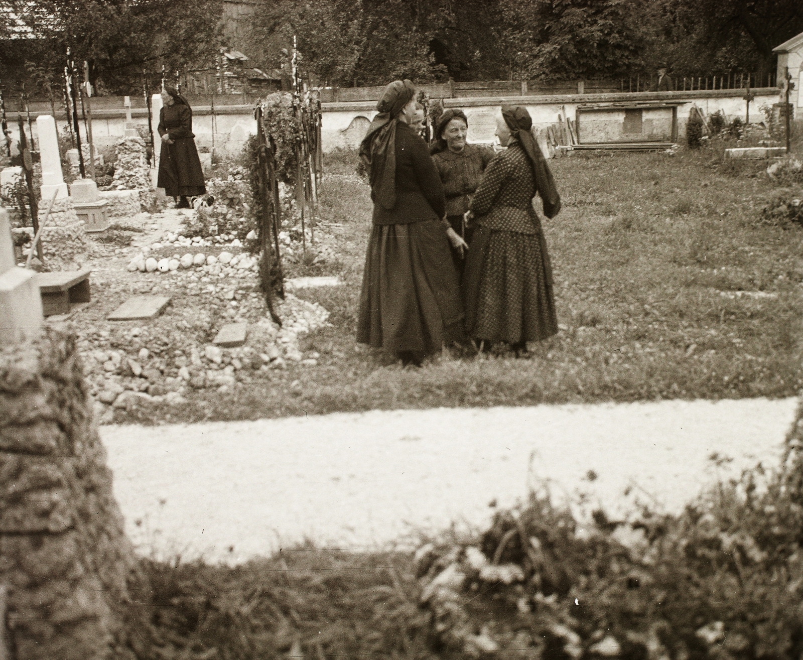 1927, Ebner, women, cemetery, folk costume, grave, Fortepan #92445