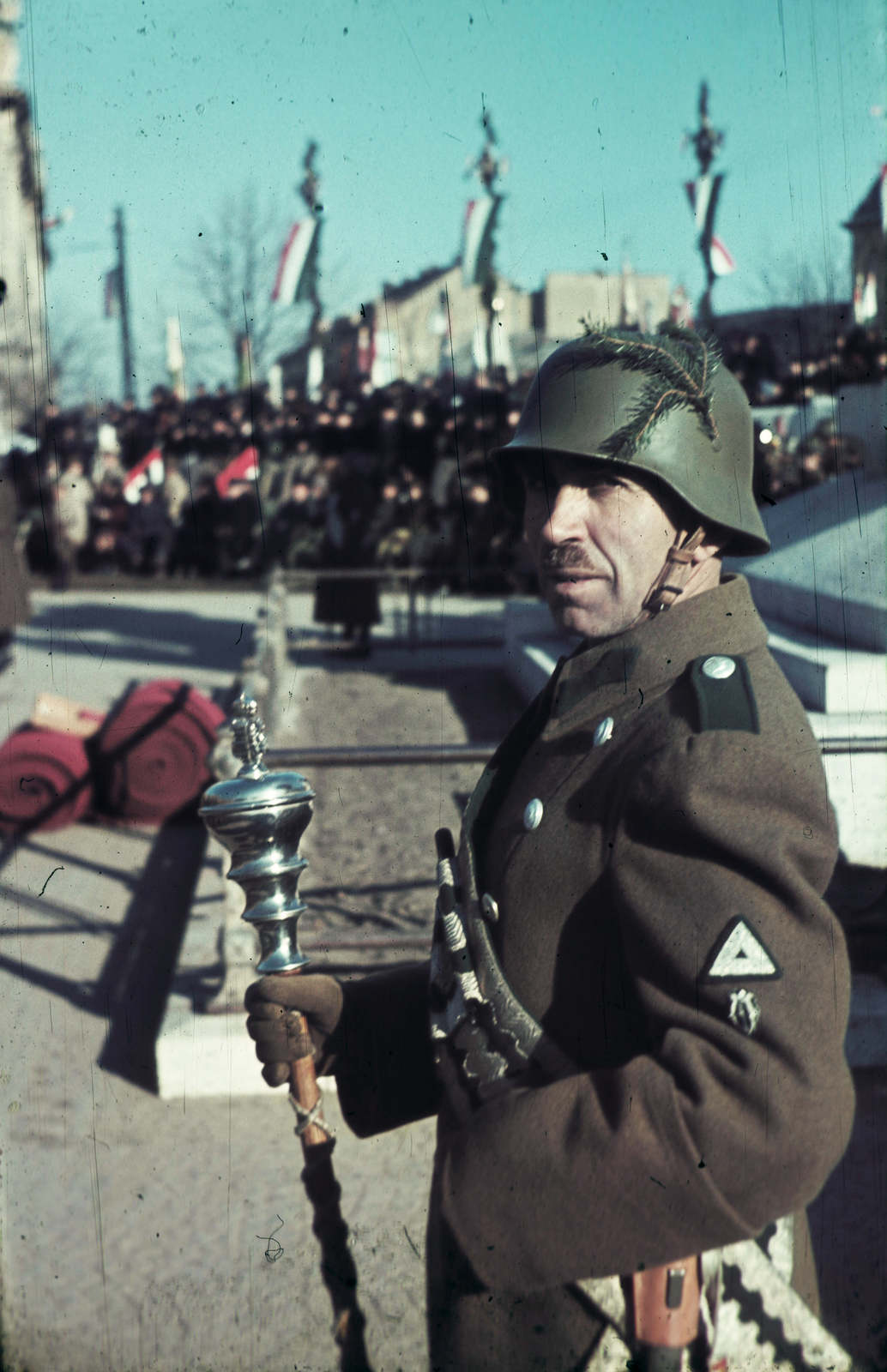 Magyarország, Nyíregyháza, Kossuth tér, ünnepség a frontról hazatért katonák tiszteletére a Városháza előtt., 1941, Fortepan, színes, tamburmajor, Fortepan #92464