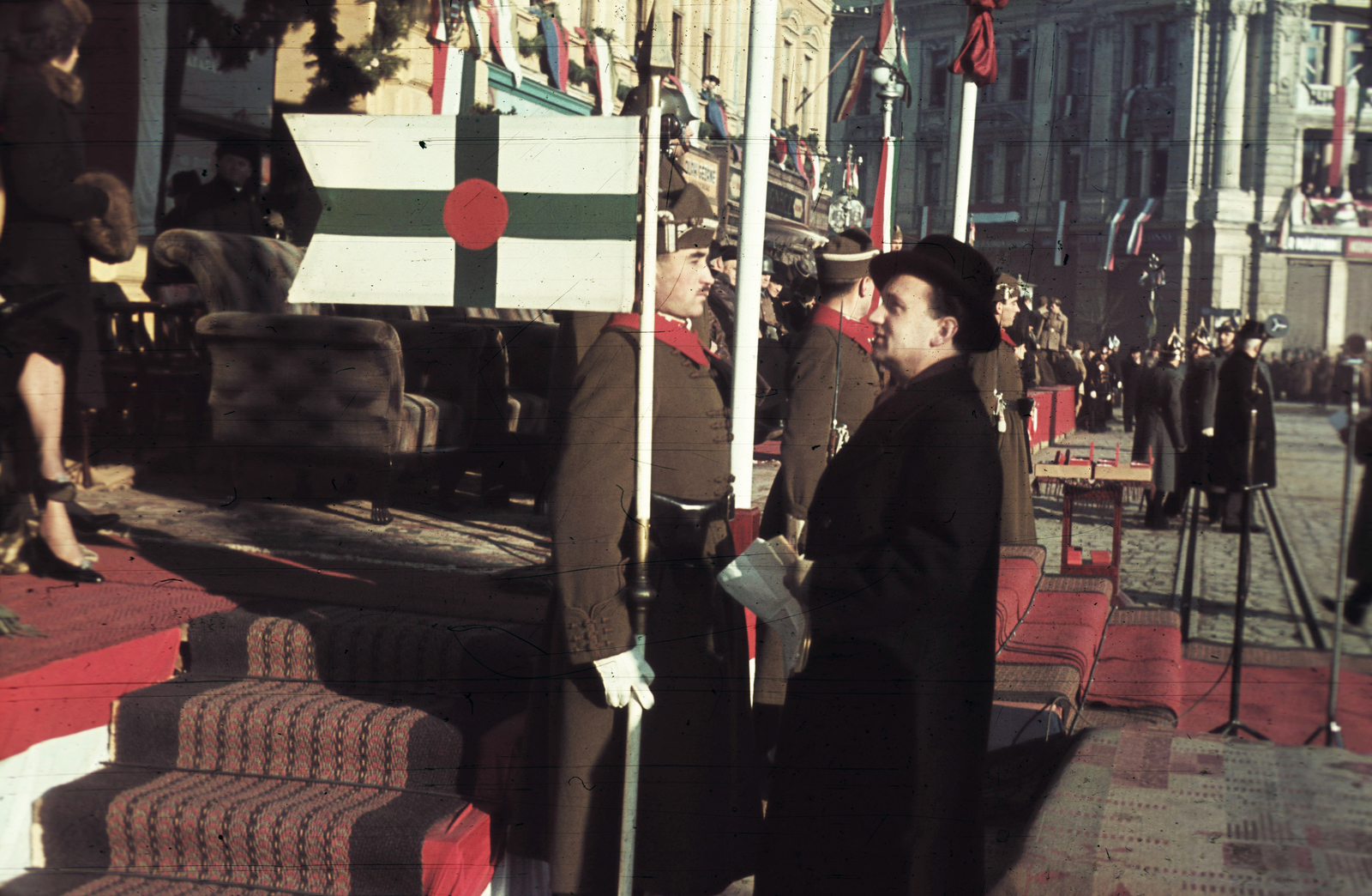 Hungary, Nyíregyháza, Kossuth tér, ünnepség a frontról hazatért katonák tiszteletére a Városháza előtt., 1941, Fortepan, colorful, Fortepan #92465