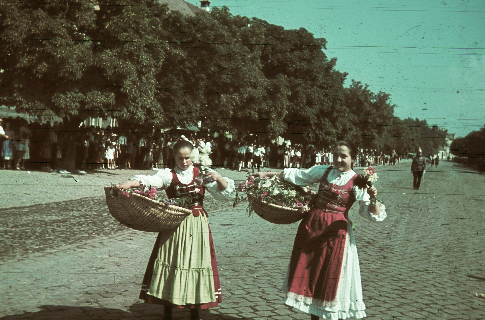 Romania,Transylvania, Bistrița, Fa utca (strada Liviu Rebreanu) a magyar csapatok bevonulása idején. A felvétel 1940. szeptember 8-án készült., 1940, Fortepan, territorial gain, colorful, folk costume, Fortepan #92468