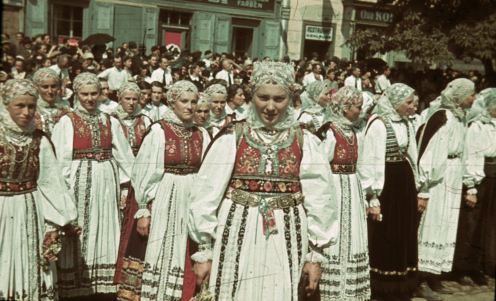 Romania,Transylvania, Bistrița, Fa utca (strada Liviu Rebreanu), lányok szász népviseletben a magyar csapatok bevonulása idején. A felvétel 1940. szeptember 8-án készült., 1940, Fortepan, territorial gain, colorful, flag, swastica, folk costume, Fortepan #92469
