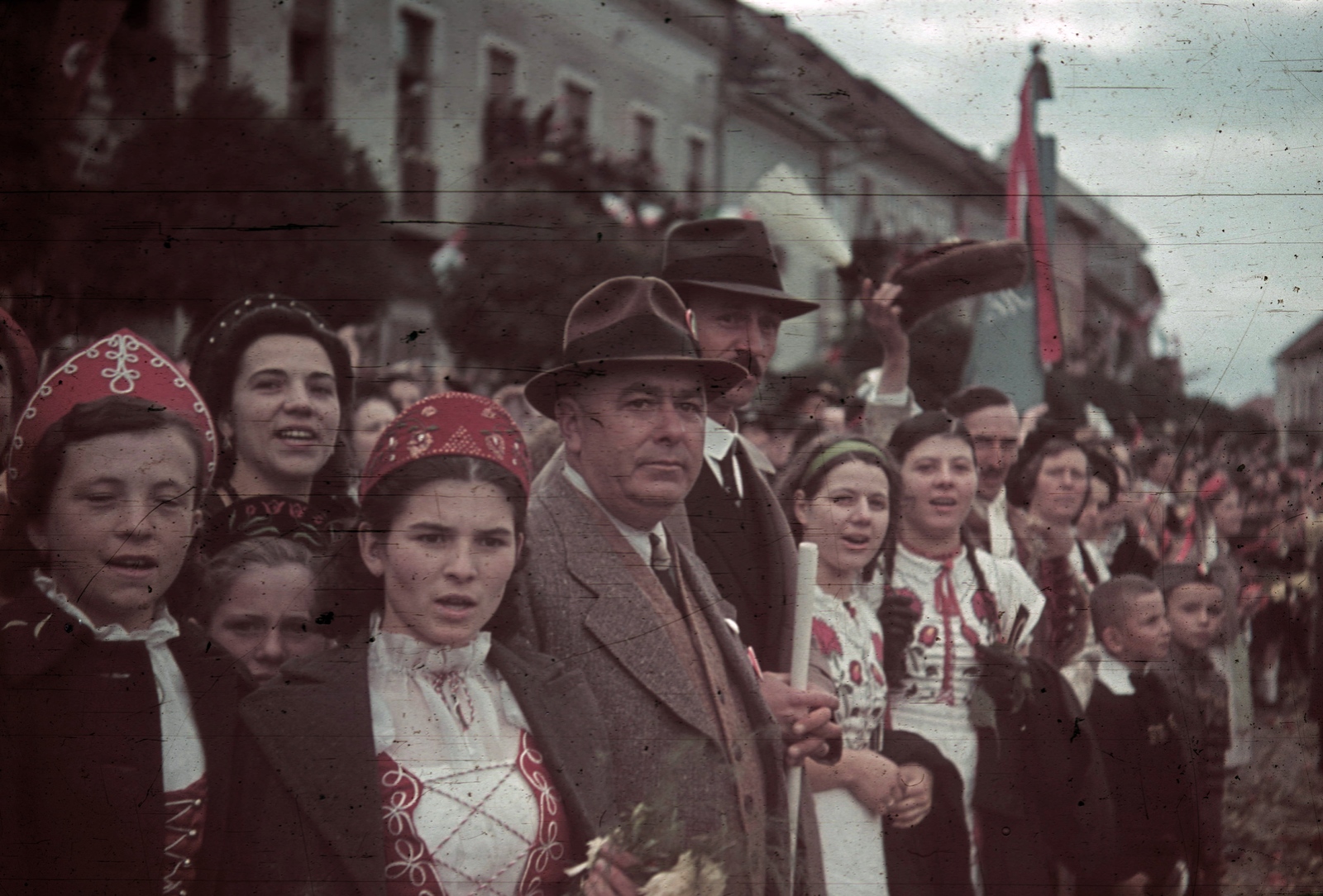Romania,Transylvania, Târgu Secuiesc, Gábor Áron tér a Bem József utca felé nézve. A felvétel a magyar csapatok bevonulása idején, 1940. szeptember 13-án készült., 1940, Fortepan, territorial gain, colorful, mass, folk costume, Fortepan #92479