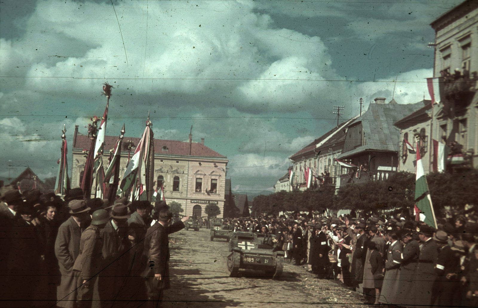 Romania,Transylvania, Târgu Secuiesc, Gábor Áron tér a magyar csapatok bevonulása idején. A felvétel 1940. szeptember 13-án készült., 1940, Fortepan, territorial gain, colorful, flag, Italian brand, Fortepan #92486