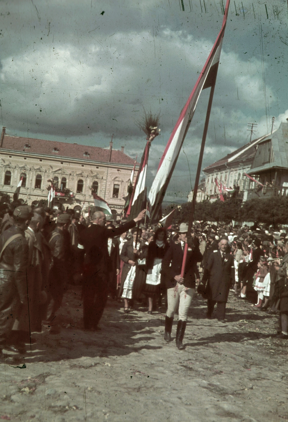 Romania,Transylvania, Târgu Secuiesc, Gábor Áron tér a magyar csapatok bevonulása idején. A felvétel 1940. szeptember 13-án készült., 1940, Fortepan, territorial gain, colorful, flag, Fortepan #92487