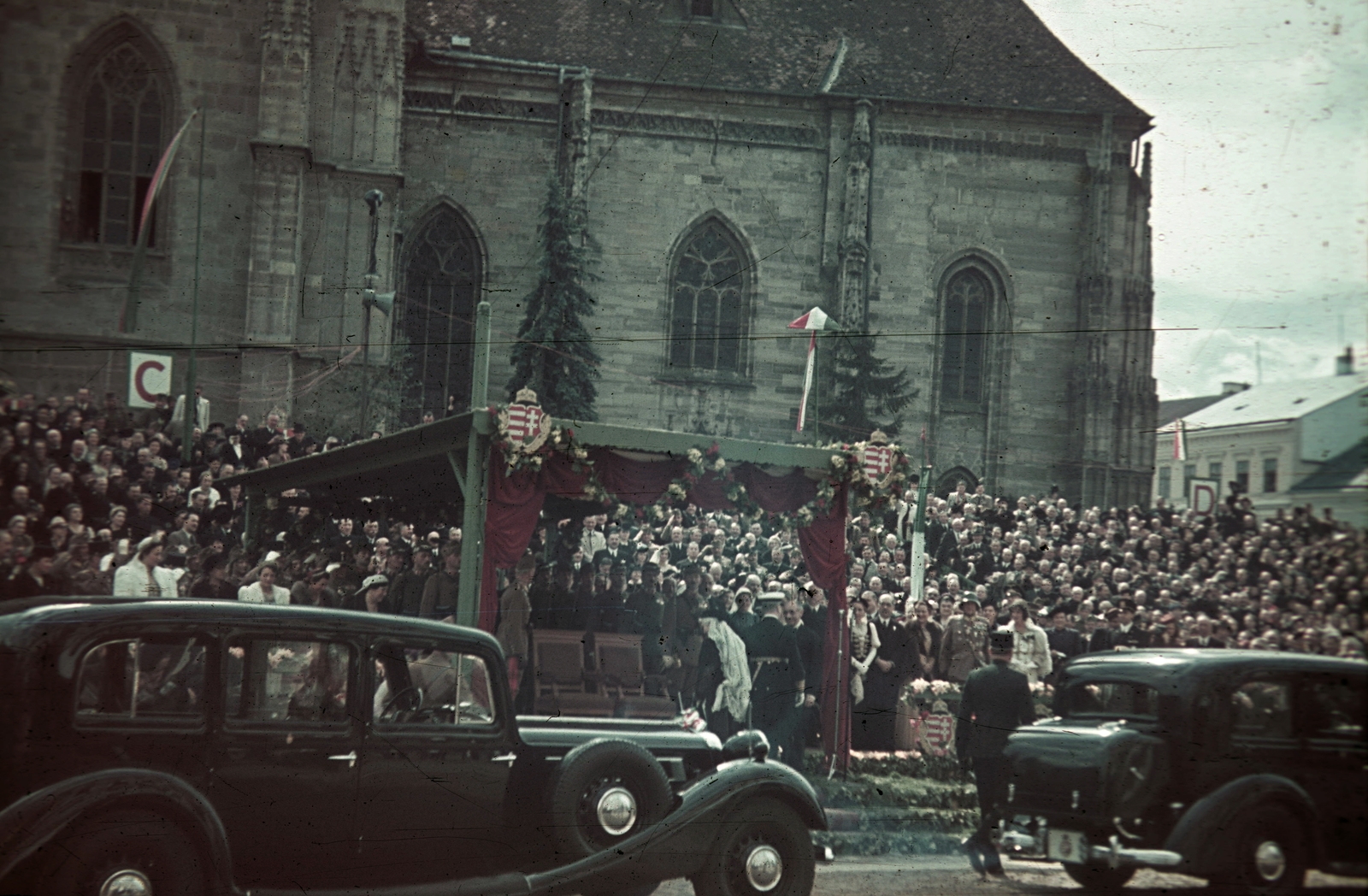 Romania,Transylvania, Cluj-Napoca, Fő tér a magyar csapatok bevonulása idején, a Szent Mihály-templom előtti emelvénynél Horthy Miklós. A felvétel 1940. szeptember 15-én a kormányzói fogadó ünnepségen készült., 1940, Fortepan, territorial gain, colorful, national emblem, Fortepan #92490