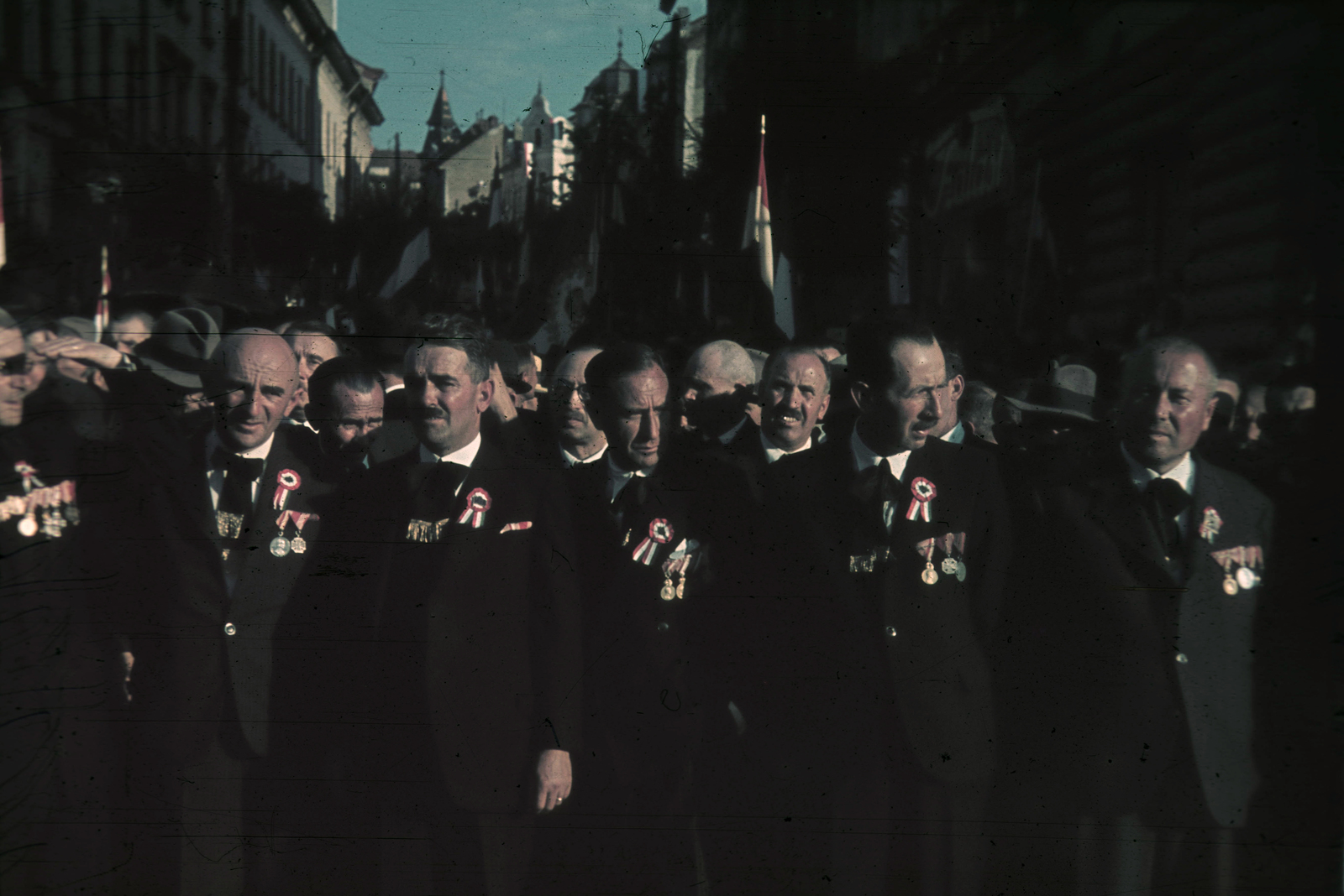 Románia,Erdély, Marosvásárhely, Bolyai utca a Rózsák tere (Piata Trandafirilor, ekkor Széchenyi tér), felől nézve. Ünneplők a magyar csapatok bevonulása idején. A felvétel 1940. szeptember 10-én készült., 1940, Fortepan, területgyarapodás, színes, tömeg, kitüntetés, kokárda, Fortepan #92492