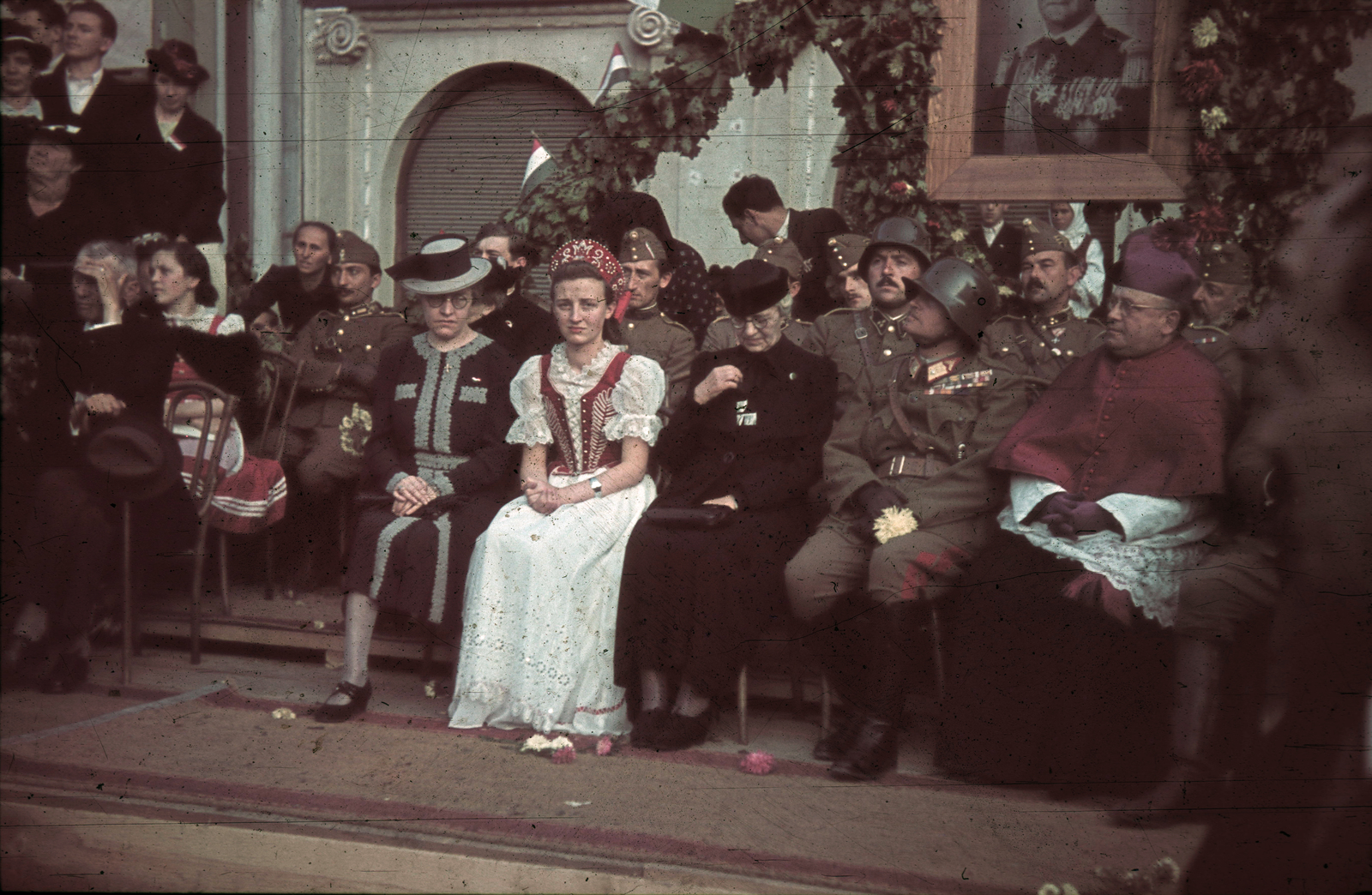 Romania,Transylvania, Bistrița, Fő tér (piata Centrala, ekkor Horthy Miklós tér) a magyar csapatok bevonulása idején. A felvétel 1940. szeptember 8-án készült., 1940, Fortepan, territorial gain, colorful, Nicolaus Horthy-portrayal, Fortepan #92493