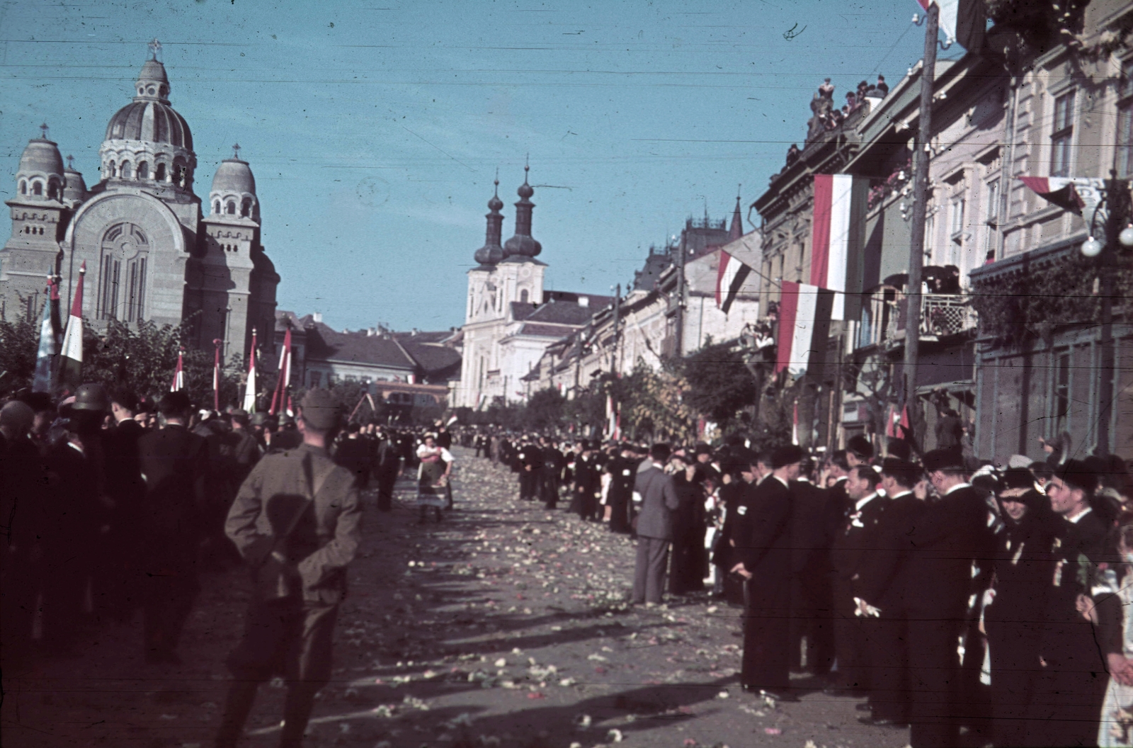 Romania,Transylvania, Târgu Mureș, Rózsák tere (Piata Trandafirilor, ekkor Széchenyi tér), balra az Ortodox Székesegyház, jobbra a Keresztelő Szent János-templom a magyar csapatok bevonulása idején. A felvétel 1940. szeptember 10-én készült., 1940, Fortepan, territorial gain, colorful, flag, Baroque-style, Catholic Church, Cathedral, Jesuits, Romanian Orthodox Church, Victor Vlad-design, Bálint Scherzer-design, Fortepan #92497