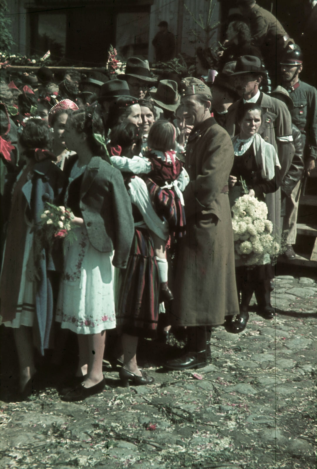 Romania,Transylvania, Târgu Secuiesc, Gábor Áron tér a magyar csapatok bevonulása idején. A felvétel 1940. szeptember 13-án készült., 1940, Fortepan, territorial gain, colorful, mass, Fortepan #92498