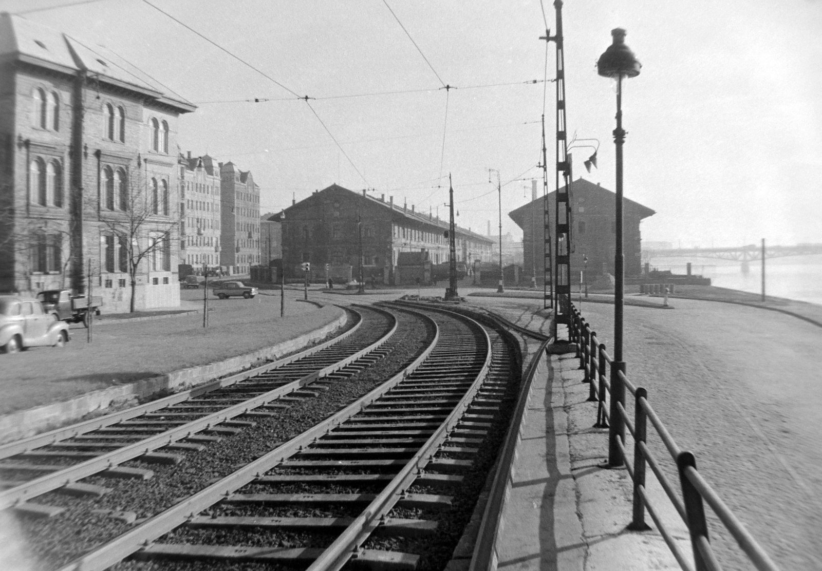 Hungary, Budapest IX., Fővám tér, rakpart, háttérben a Közraktárak, a Szabadság híd felől nézve., 1960, Fortepan, street view, lamp post, Budapest, Fortepan #9250