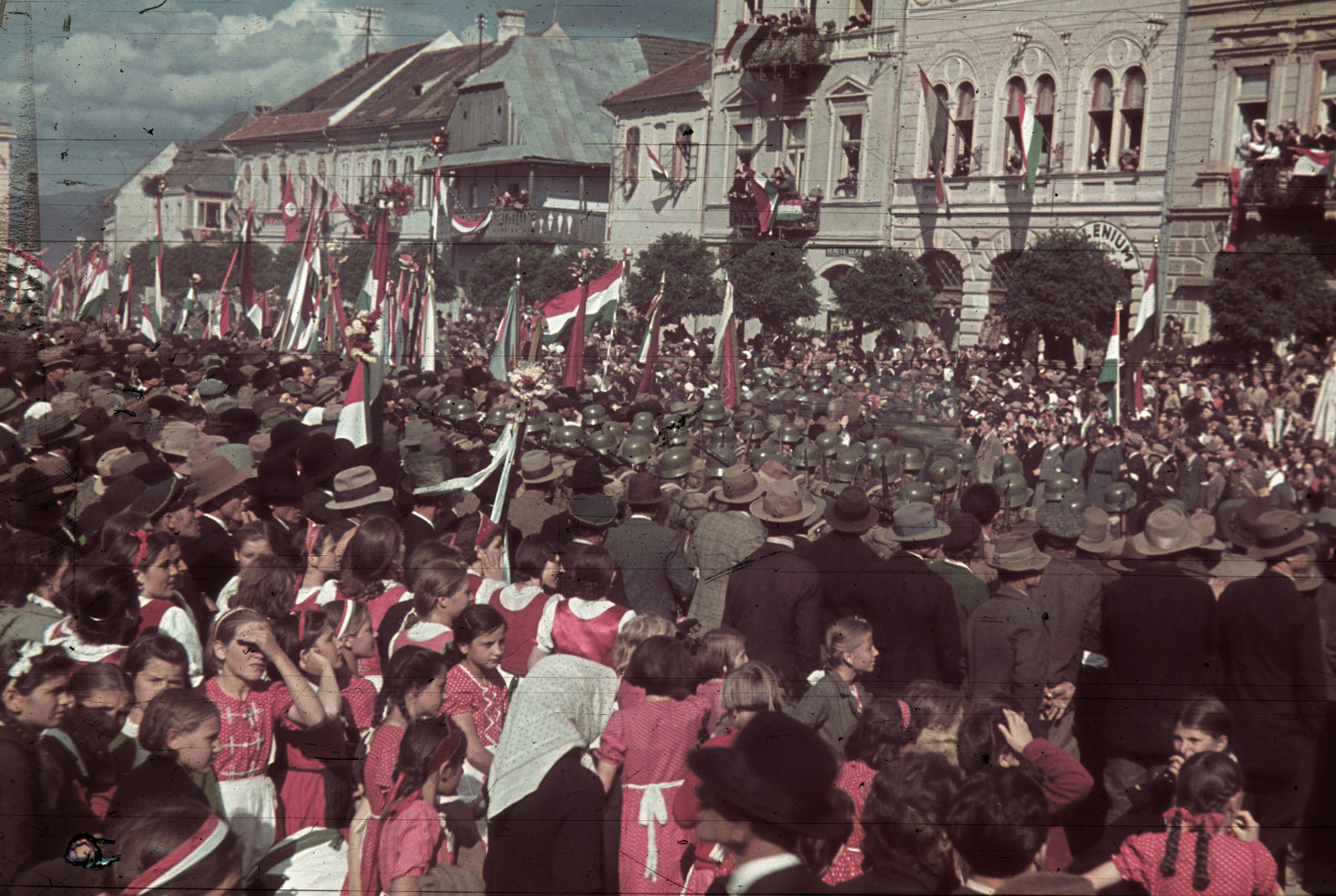 Románia,Erdély, Kézdivásárhely, Gábor Áron tér a magyar csapatok bevonulása idején. A felvétel 1940. szeptember 13-án készült., 1940, Fortepan, területgyarapodás, színes, zászló, tömeg, Fortepan #92500