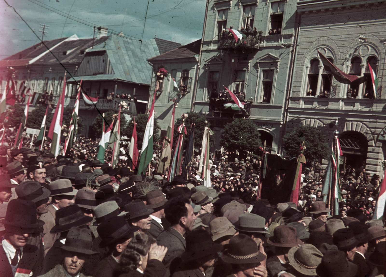 Románia,Erdély, Kézdivásárhely, Gábor Áron tér a magyar csapatok bevonulása idején. A felvétel 1940. szeptember 13-án készült., 1940, Fortepan, területgyarapodás, színes, zászló, tömeg, Fortepan #92502