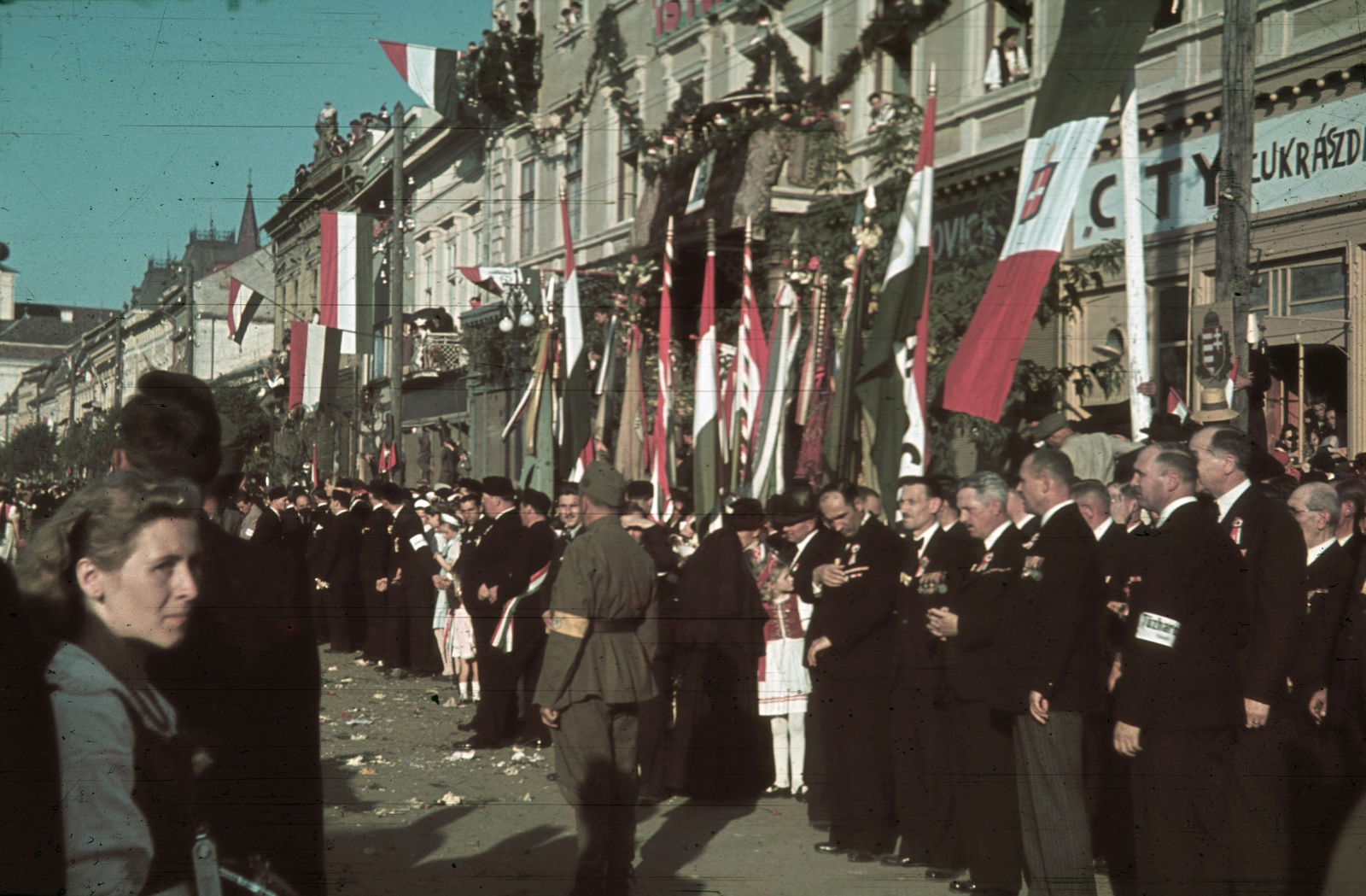 Romania,Transylvania, Târgu Mureș, Rózsák tere (Piata Trandafirilor, ekkor Széchenyi tér), ünneplők a Bolyai utca sarkánál álló ház előtt a magyar csapatok bevonulása idején. A felvétel 1940. szeptember 10-én készült., 1940, Fortepan, territorial gain, colorful, flag, Fortepan #92503