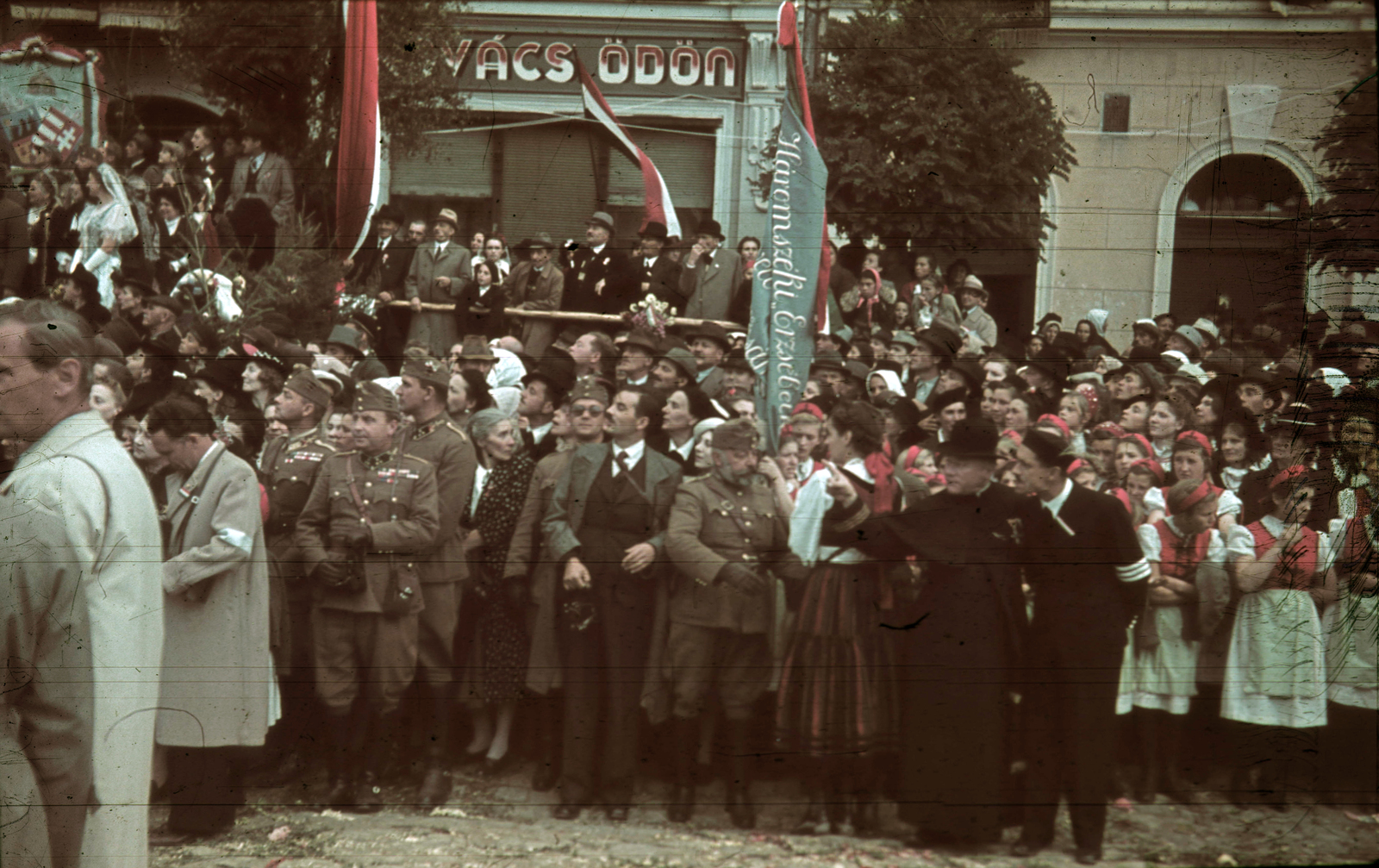 Romania,Transylvania, Târgu Secuiesc, Gábor Áron tér a magyar csapatok bevonulása idején. A felvétel 1940. szeptember 13-án készült., 1940, Fortepan, territorial gain, colorful, flag, Fortepan #92504